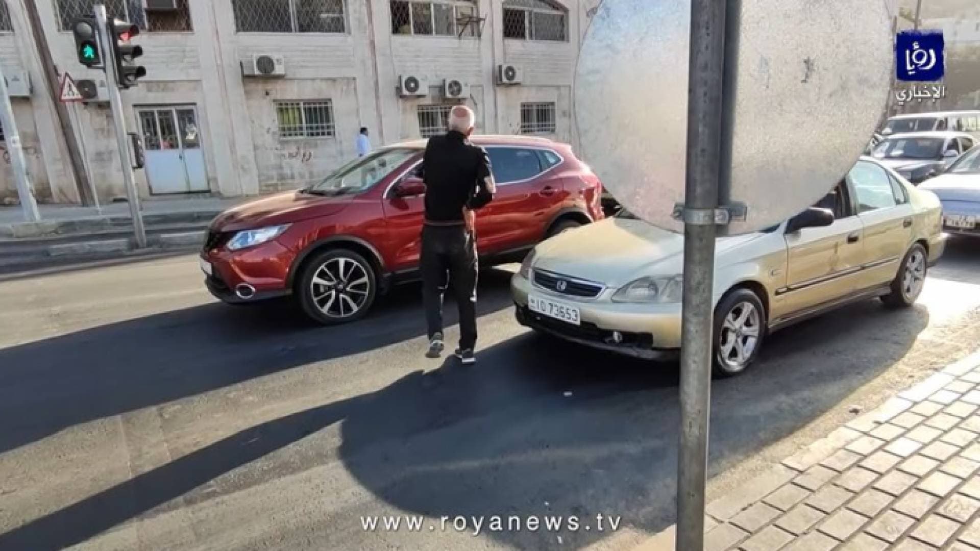بالفيديو.. "رؤيا" ترصد شخصا يدعي الإعاقة للتسول قبل القبض عليه في عمان
