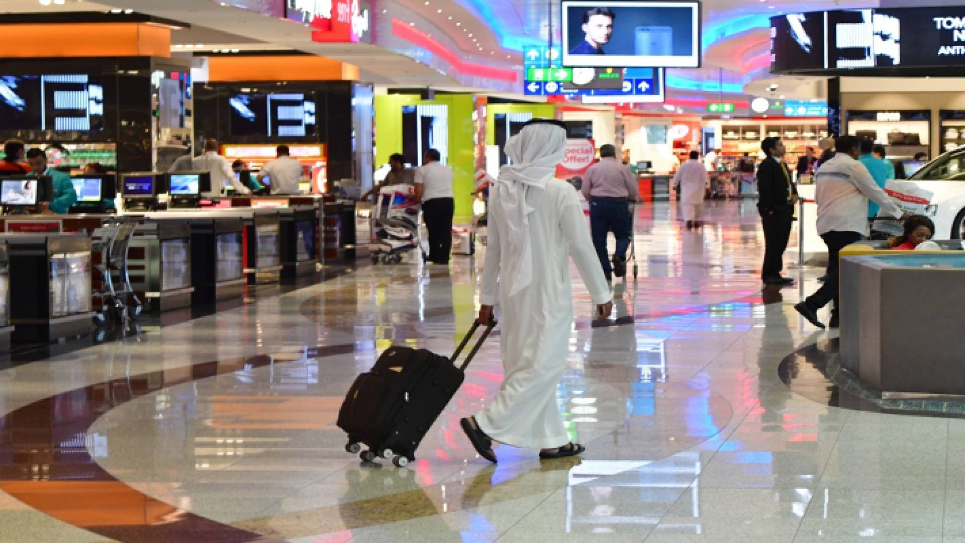 الإمارات تخفف القيود على الكمامات