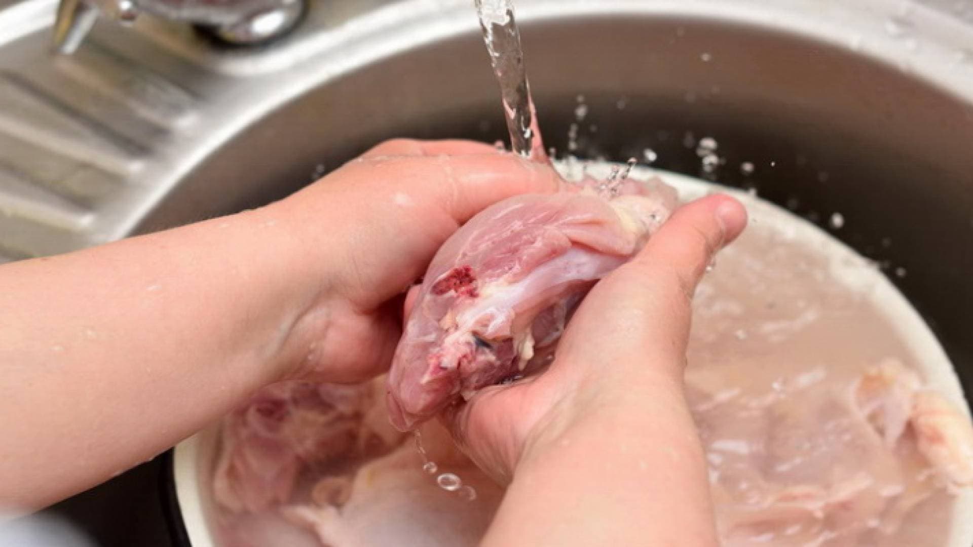 ماذا يحدث عند غسل اللحوم النيئة؟