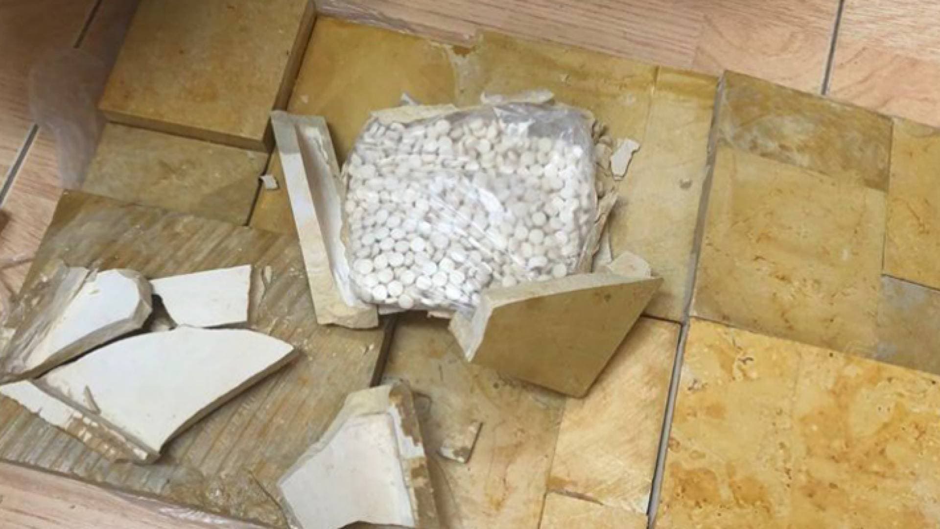 الأمن: البحث عن مجهولين أخفوا مخدرات داخل شقة في عمان.. تفاصيل
