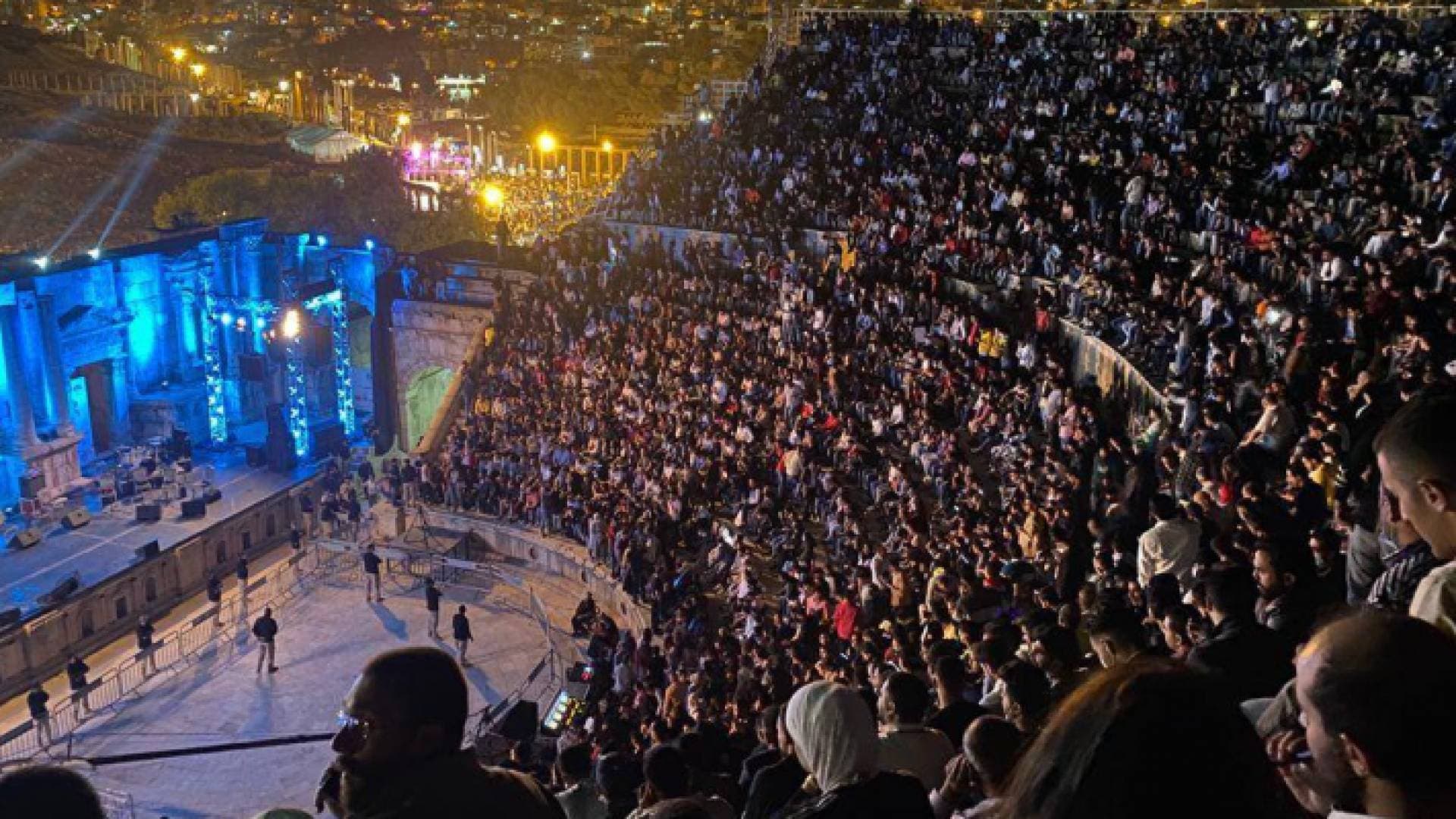 رؤيا ترصد مشاهد اكتظاظ وعدم التزام باجراءات السلامة خلال حفل جورج وسوف في جرش - فيديو