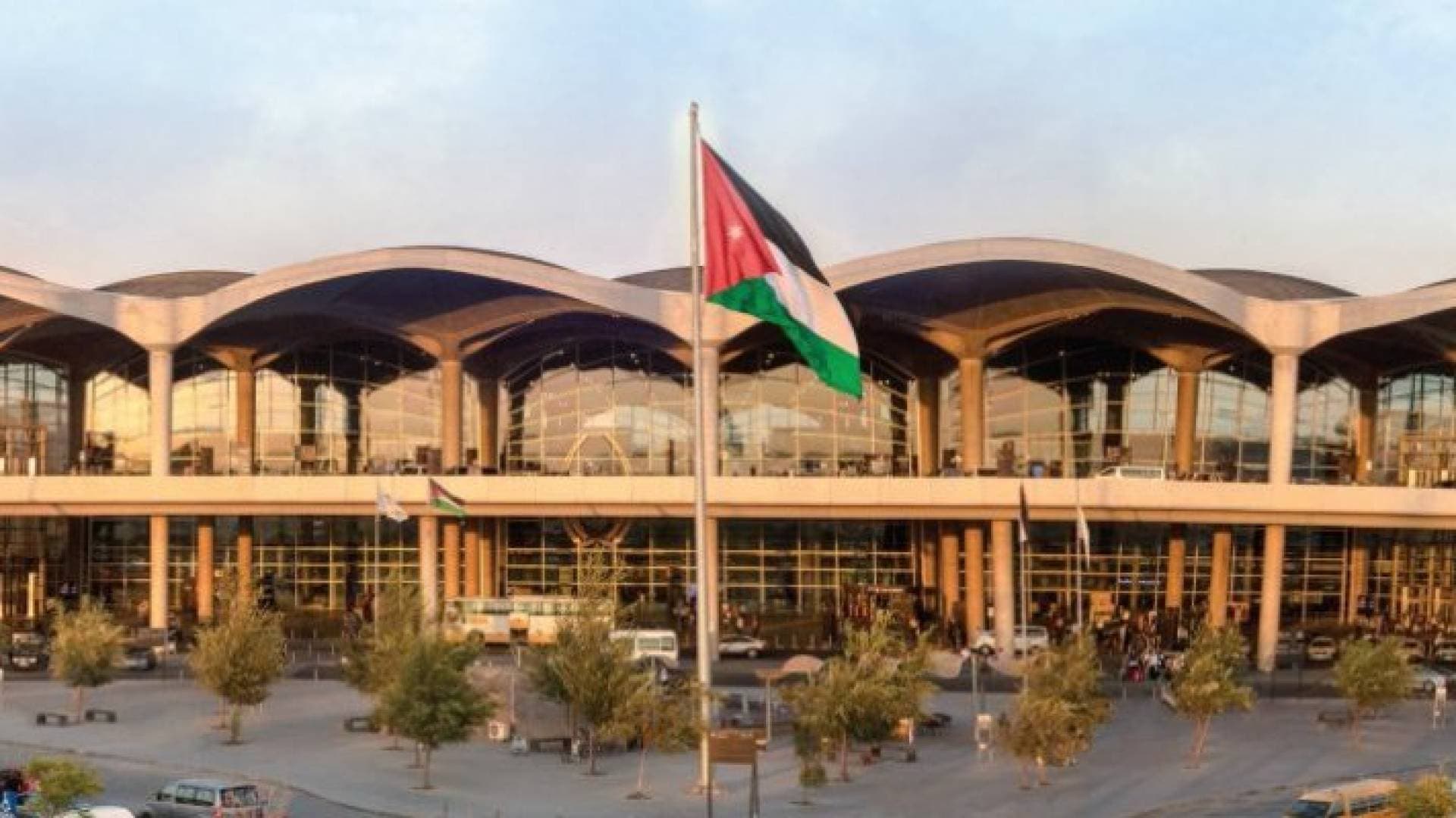 الأردن يلغي العمل بنظام الترانزيت عبر الجسر ويرفع قيود السفر عن ٧ دول