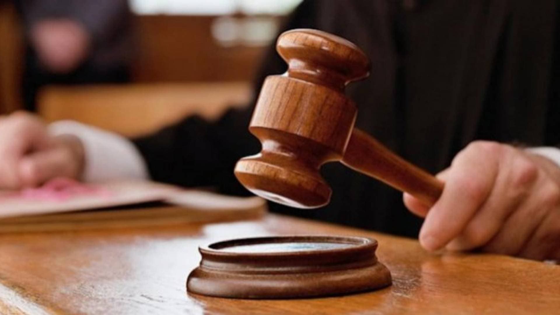 الإعدام شنقا حتى الموت لعشريني قتل والدته بـ"كلاشنكوف"
