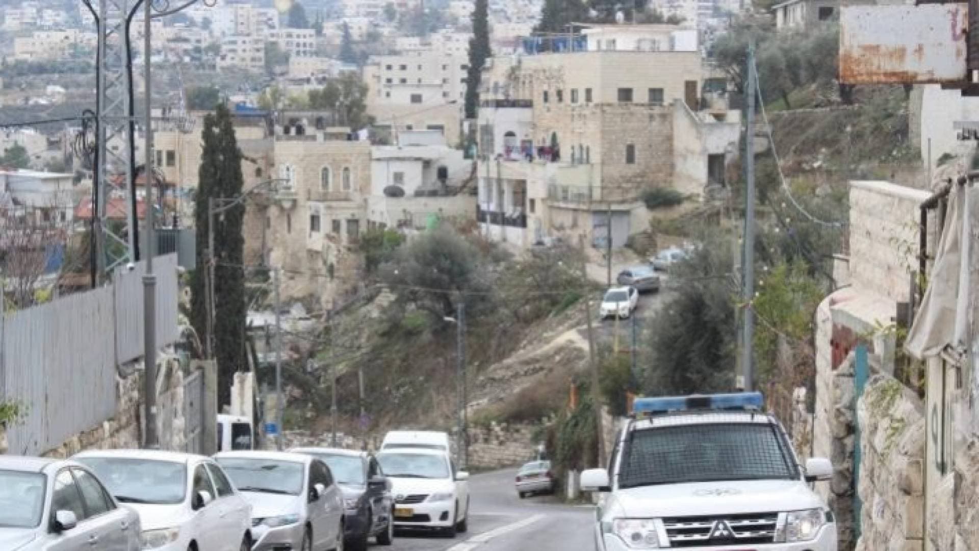 مستوطن يطلق الرصاص بالهواء ويروع طلبة المدارس في سلوان