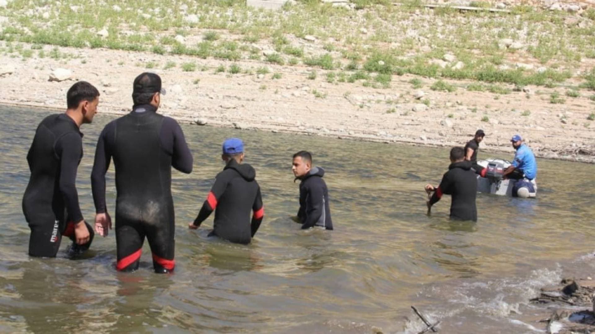 بالفيديو.. الأجهزة الأمنية تبحث عن صياد فقد في سد الملك طلال