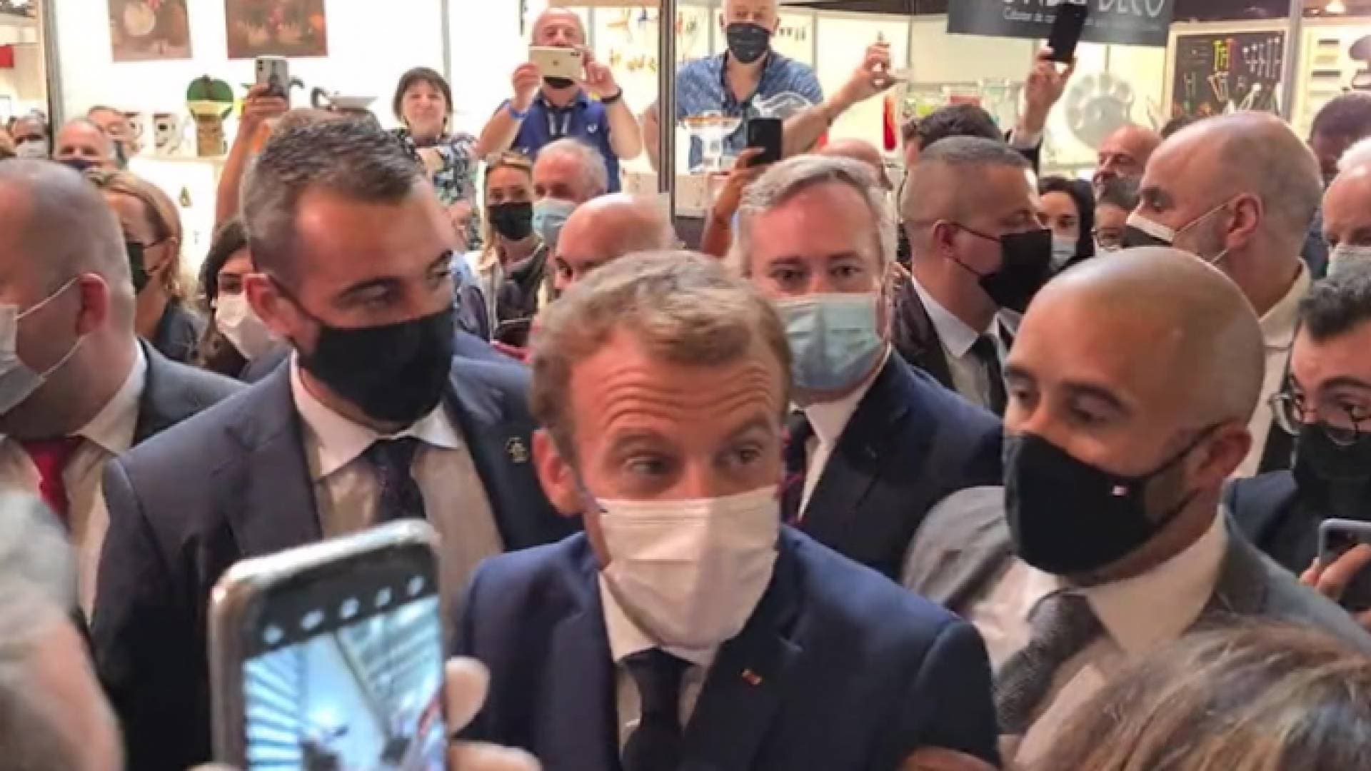 طالب يرشق ماكرون ببيضة لدى افتتاحه معرضا في ليون - فيديو