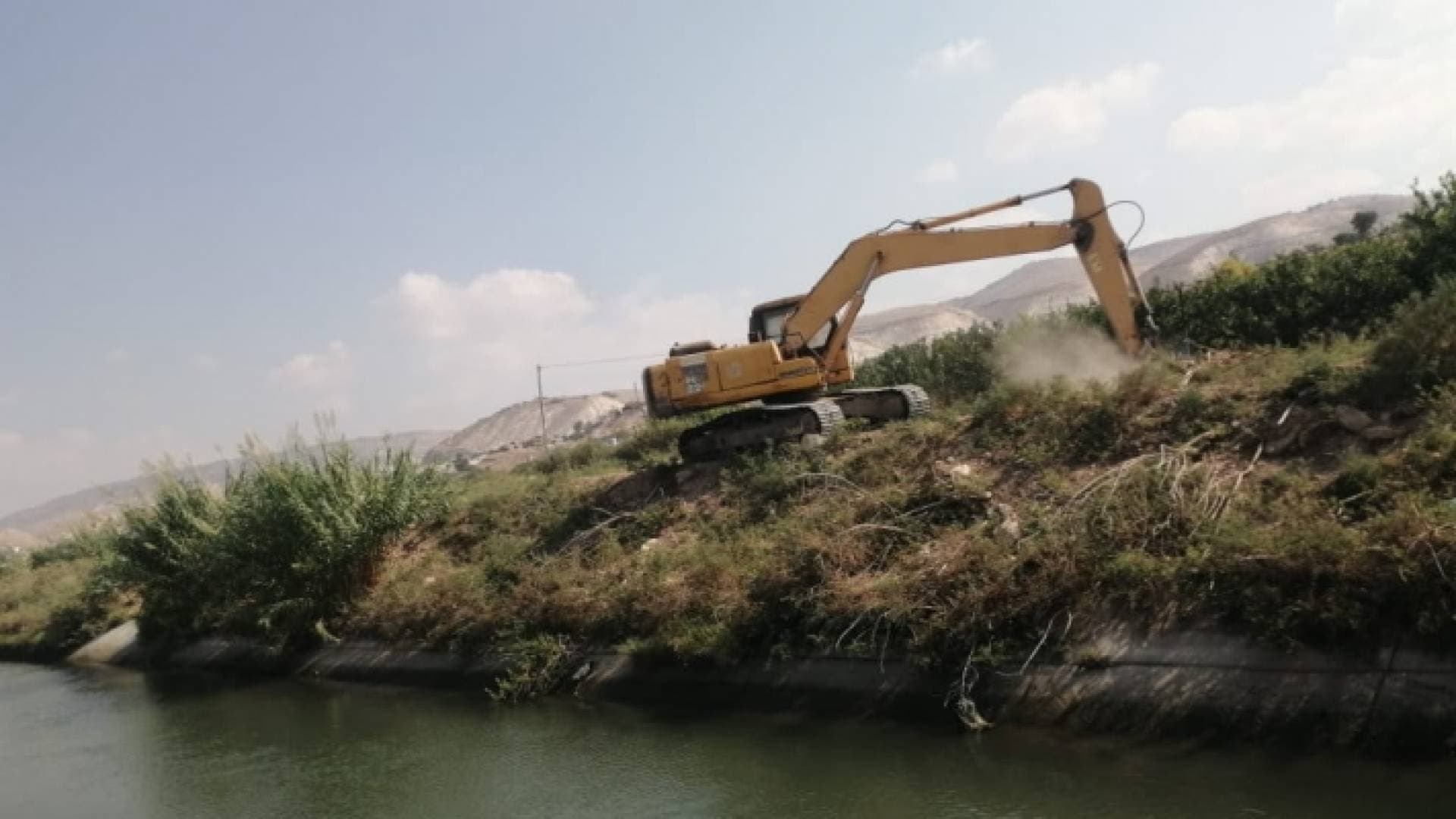 سلطة وادي الاردن تبدأ عمليات صيانة المنشآت المائية استعدادا للشتاء - فيديو وصور