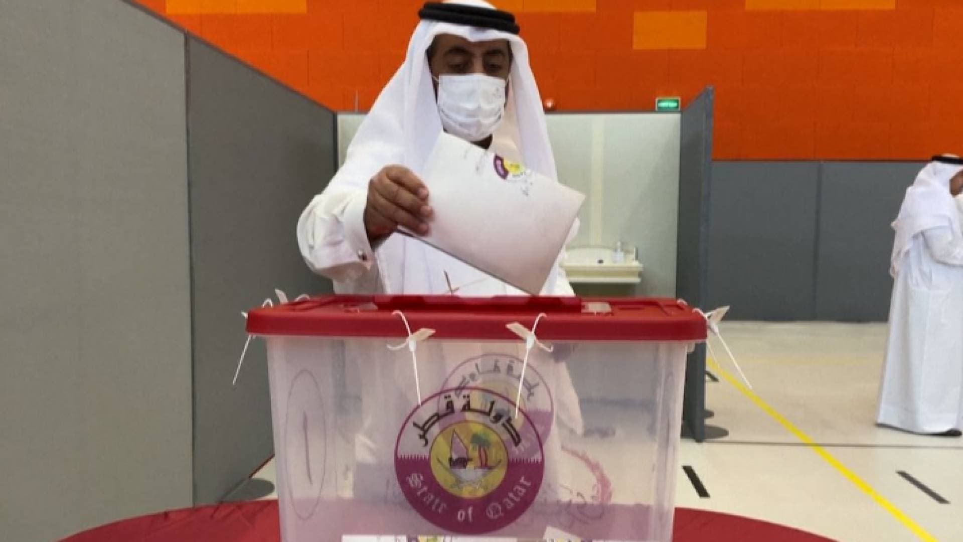 بالفيديو.. القطريون يدلون بأصواتهم في أول انتخابات تشريعية تشهدها البلاد
