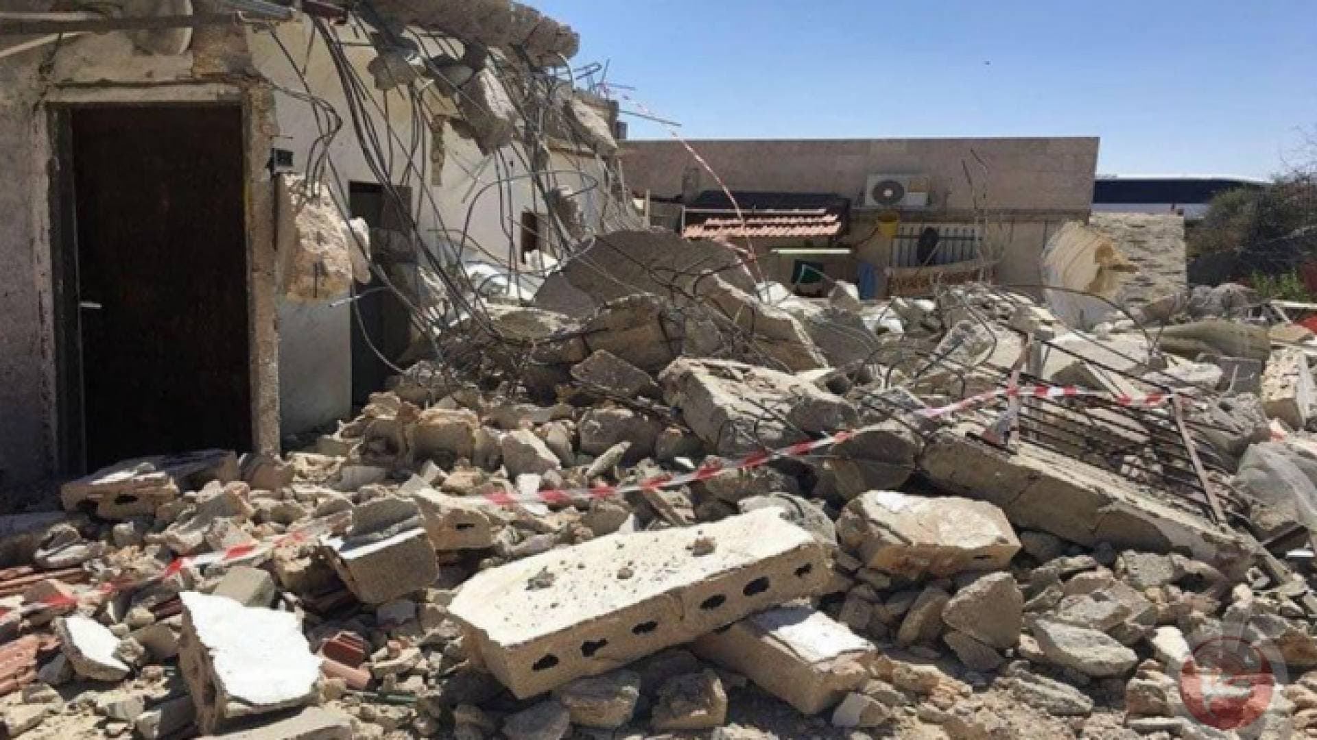 الاحتلال الإسرائيلي يجبر فلسطينيا على هدم منزله