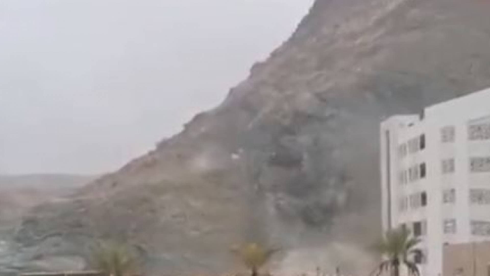 انتشال جثتين بعد انهيار جبل على سكن للعمال في مسقط - فيديو
