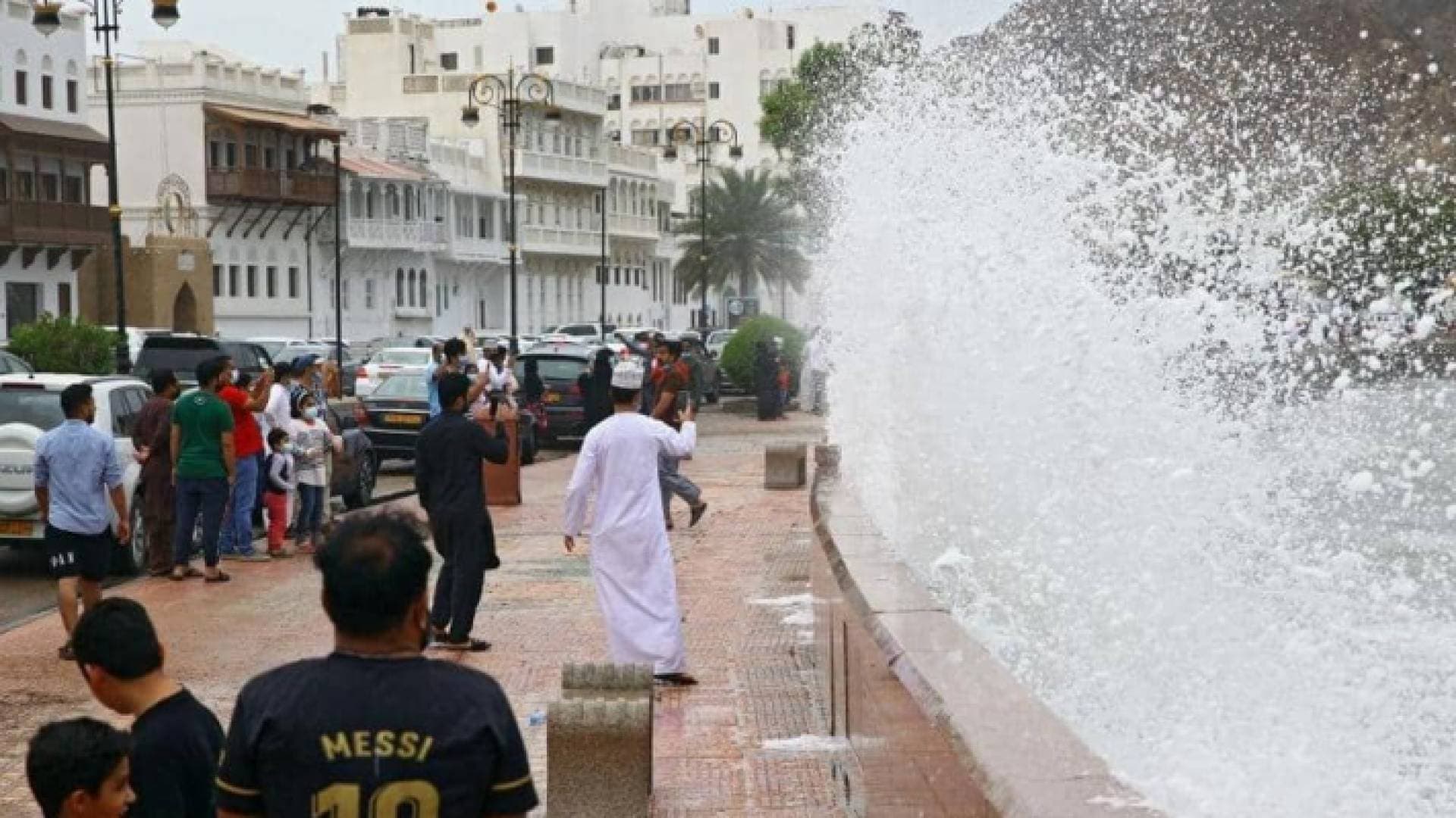 "إعصار شاهين".. احتجاز أشخاص وقطع طرق في سلطنة عمان