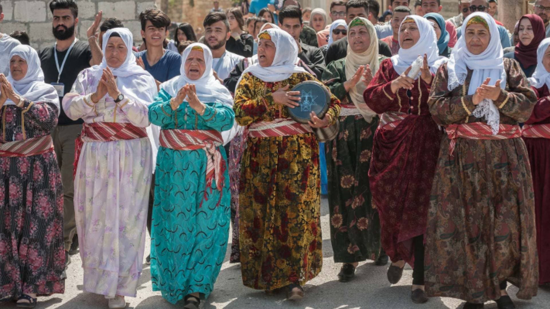 فلسطينيات تتراوح أعمارهن بين ٥٠-٨٥ ينقلن تراث الاغنية المحكية - فيديو