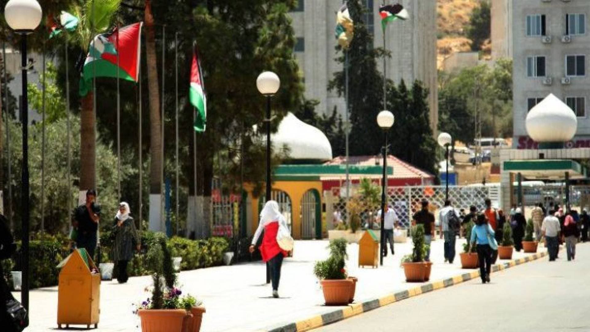 بعد انقطاع طويل .. الجامعات الرسمية تحتضن طلبتها الأحد - فيديو