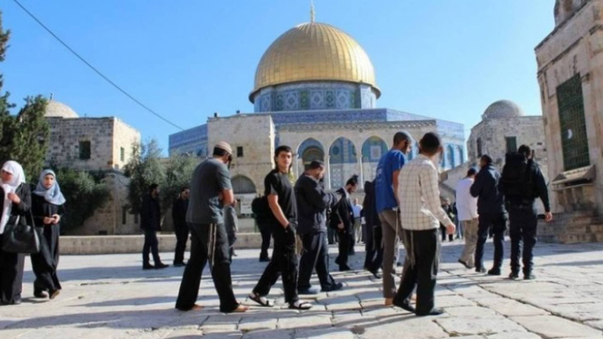 مستوطنون متطرفون يقتحمون الاقصى