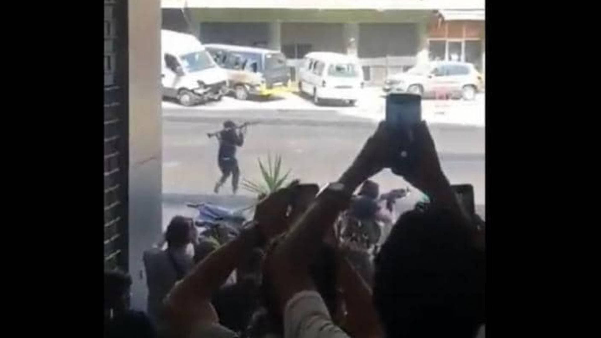 بالفيديو.. شاهد لحظة استهداف مسلح كان يحمل قاذفة "آر بي جيه" في بيروت