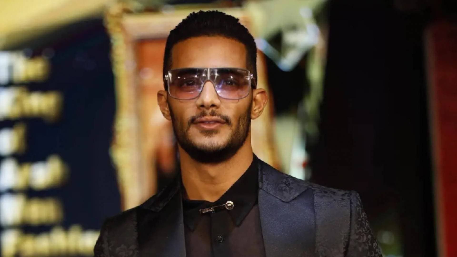 هل أدخلت وزارة التربية المصرية صورة لمحمد رمضان في كتاب تعليمي؟