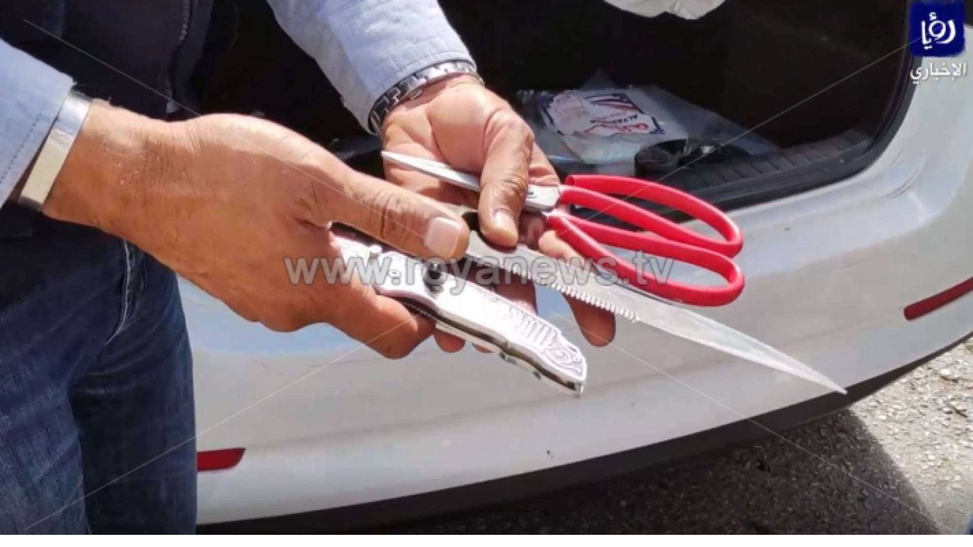 بالفيديو.. ضبط مسخري أحداث للتسول وبحوزتهما أدوات حادة في عمان