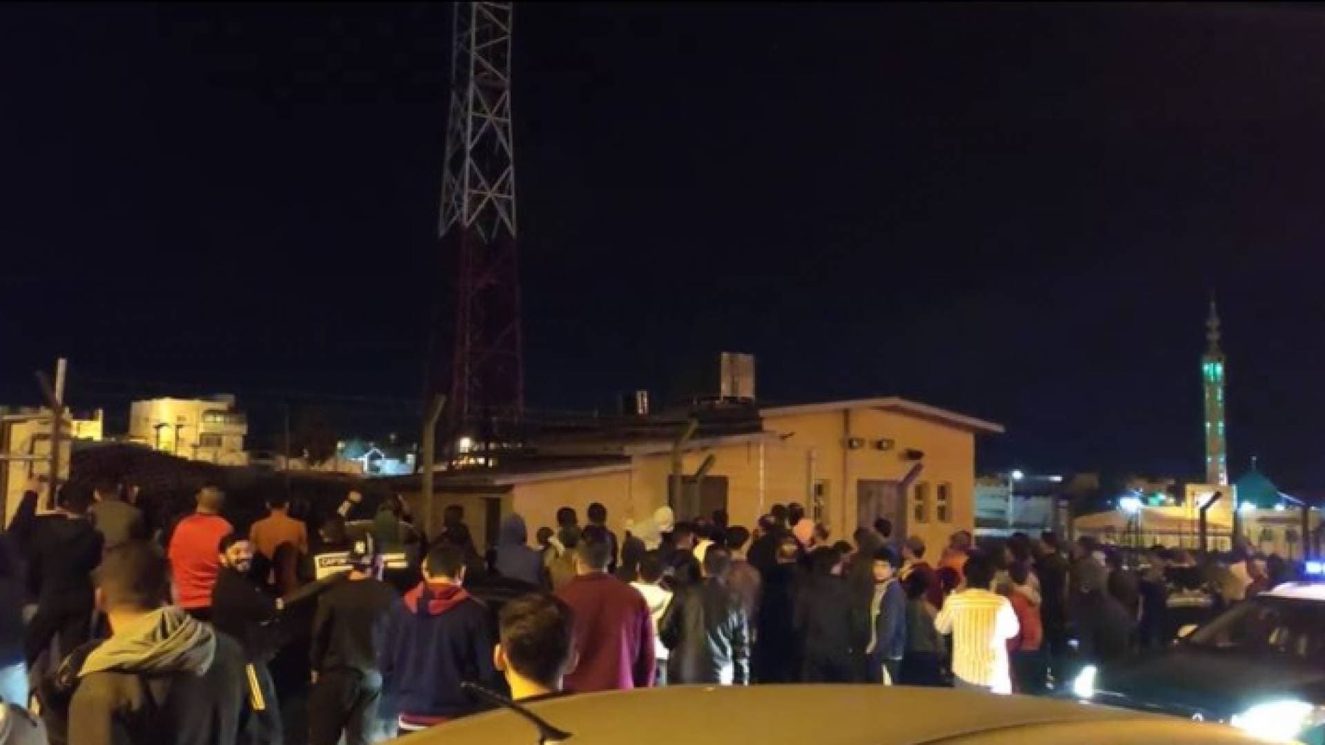 عجلون.. الأمن يثني شابا عن إلقاء نفسه من أعلى برج اتصالات - فيديو