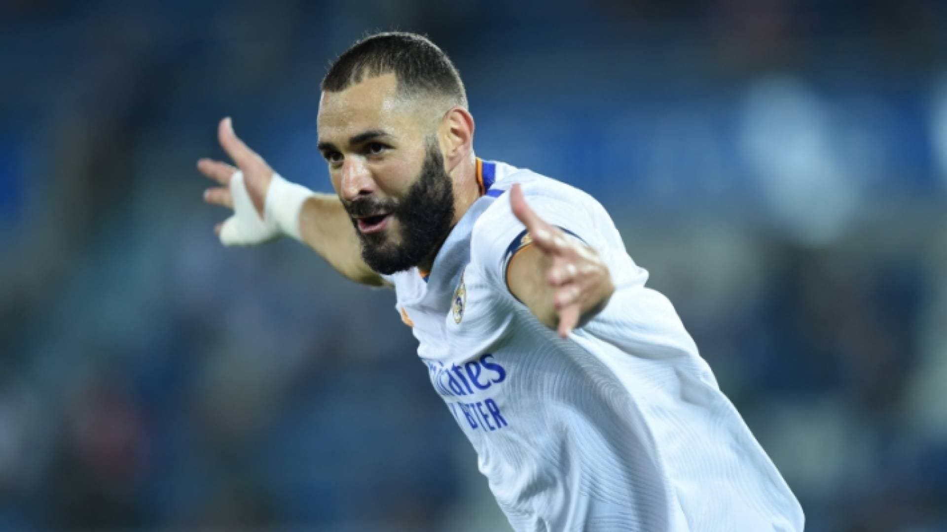 بنزيما يقر بقربه من الكرة الذهبية