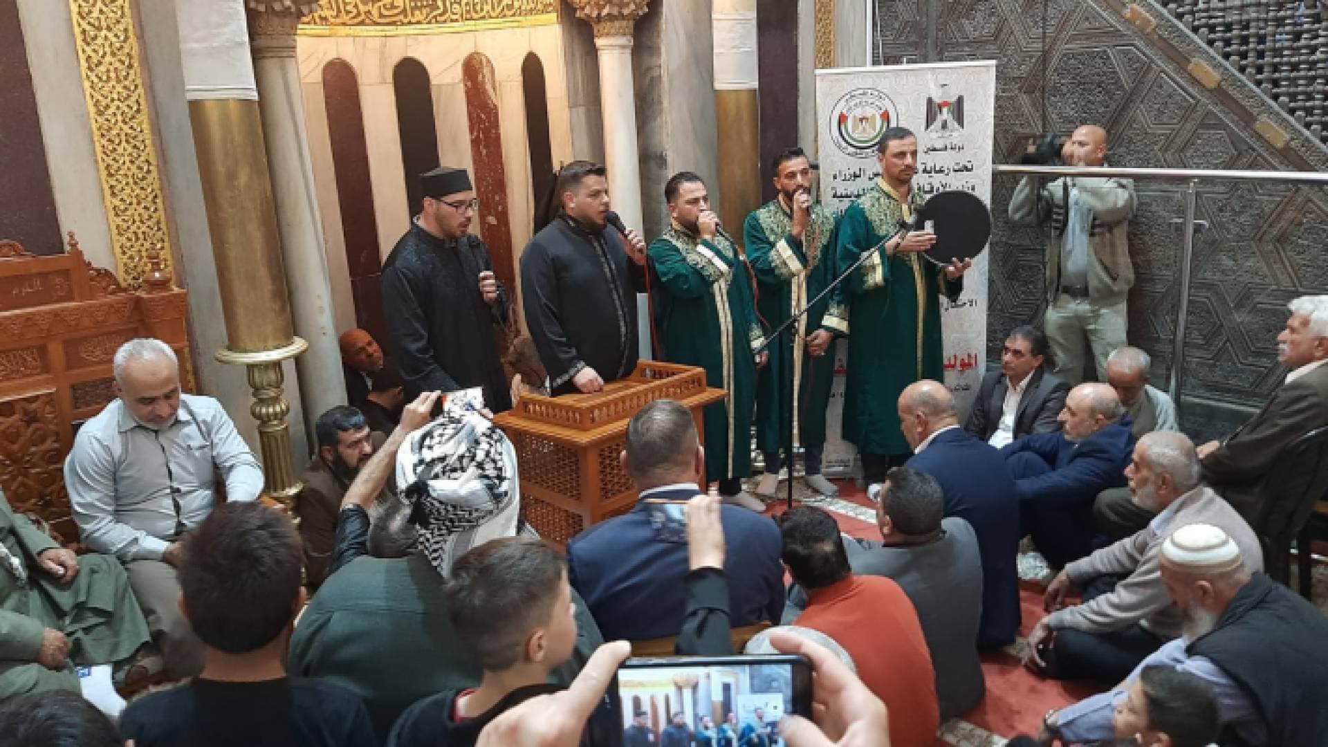 آلاف الفلسطينيين يحيون ذكرى المولد النبوي في المسجد الإبراهيمي بالخليل - صور وفيديو