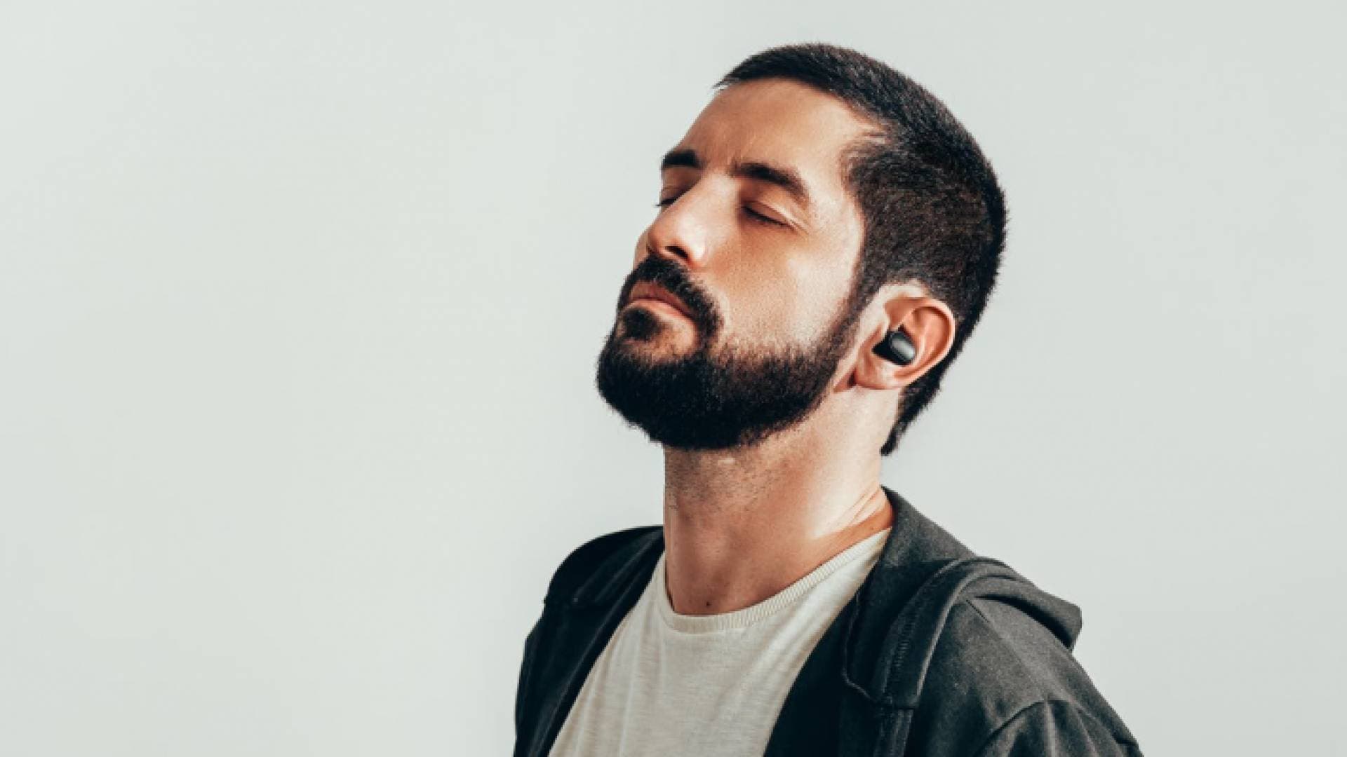 مفاهيم خاطئة أم حقائق مسكوت عنها.. هل تسبب السماعات السرطان؟