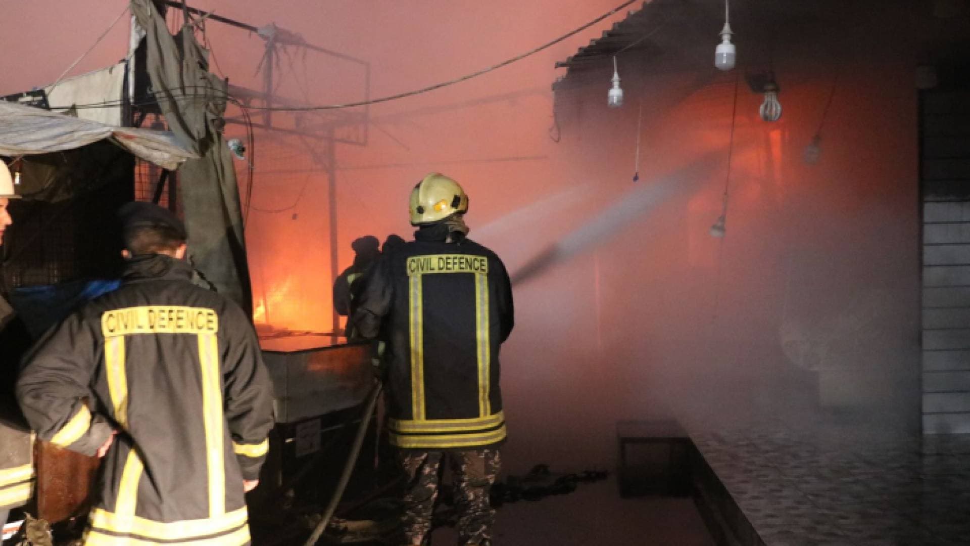 الدفاع المدني يخمد حريق عدد كبير من المحال والبسطات في مجمع رغدان - فيديو