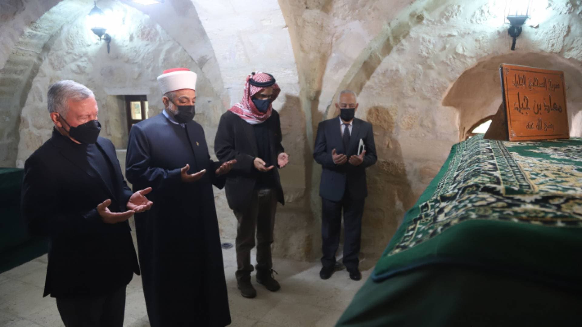 الملك يزور مقام الصحابي معاذ بن جبل في الأغوار الشمالية - صور