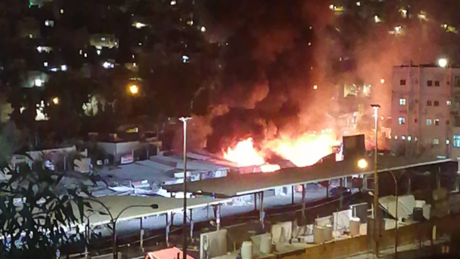 حريق بمجمع رغدان في وسط البلد - فيديو وصور