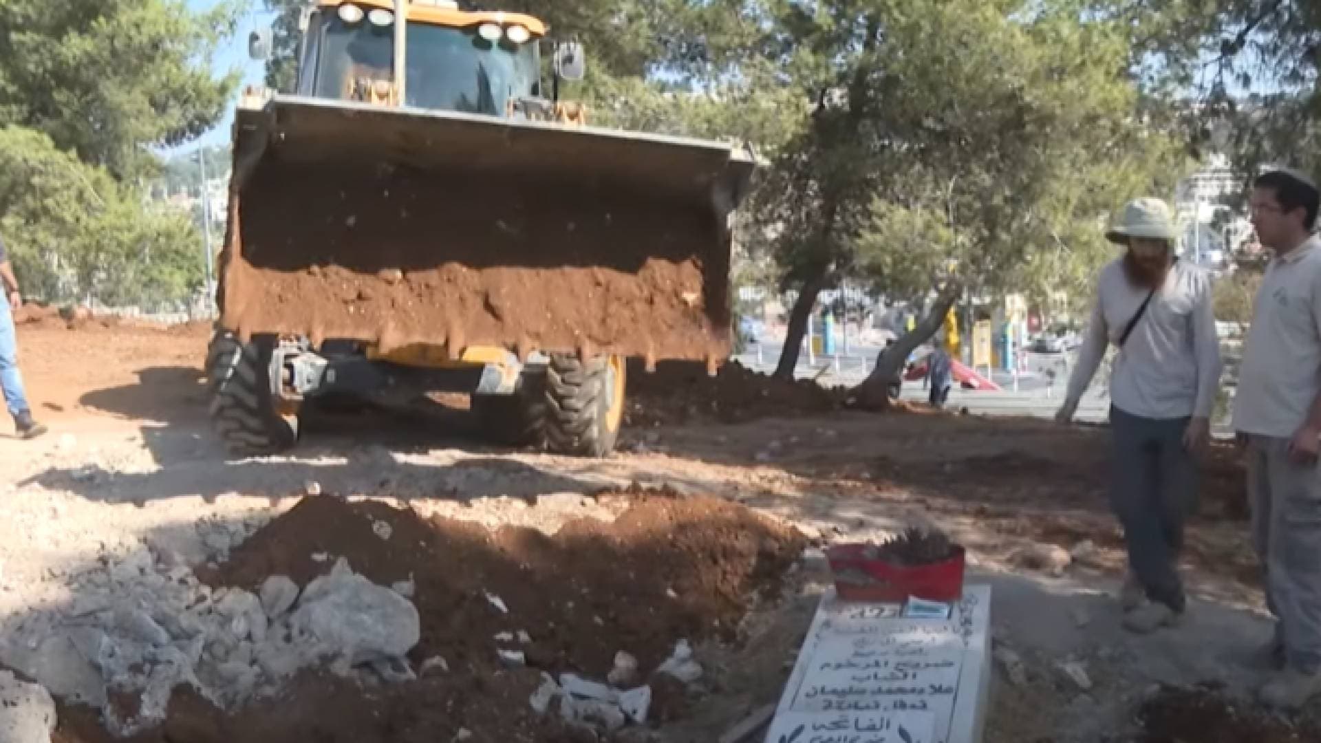 الاحتلال الإسرائيلي يواصل اعتداءاته في مقبرة اليوسفية
