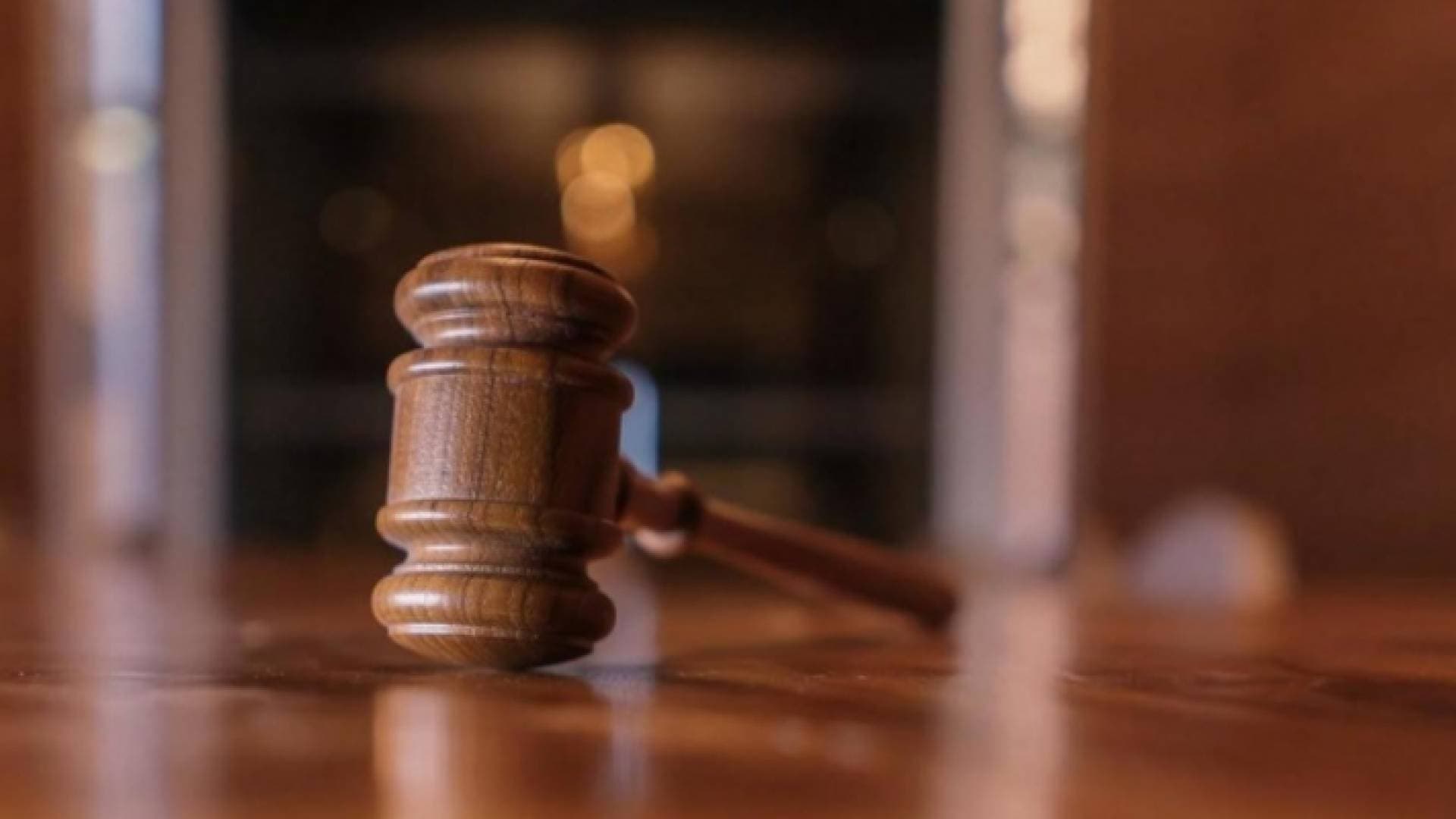 إدانة موظف حكومي وشخص بالرشوة وإصدار تصاريح تنقل في الحظر الشامل