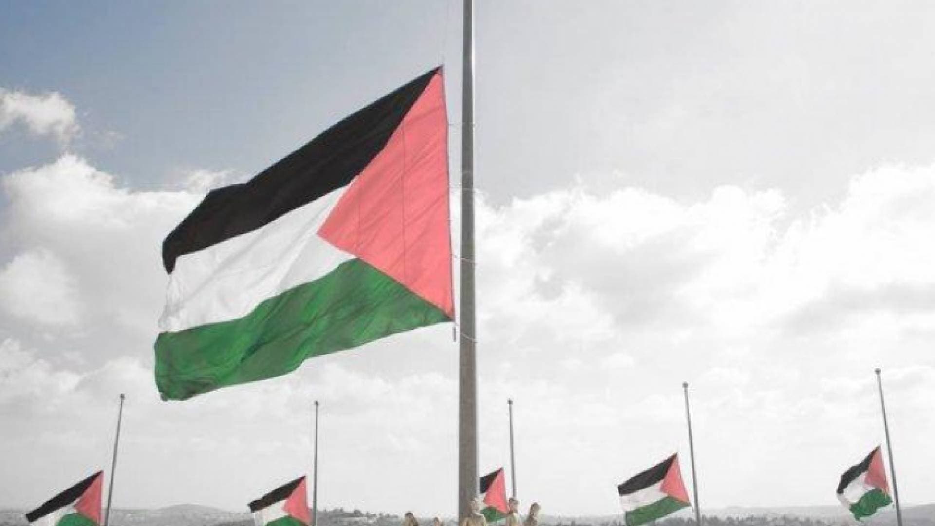 عباس يقرر تنكيس العلم الفلسطيني في ذكرى "إعلان بلفور"