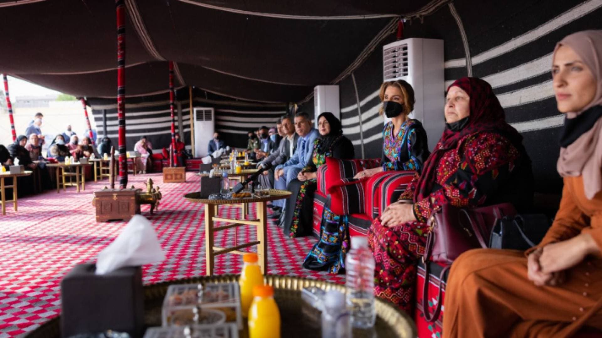 الملكة رانيا تزور منطقة السرحان في المفرق