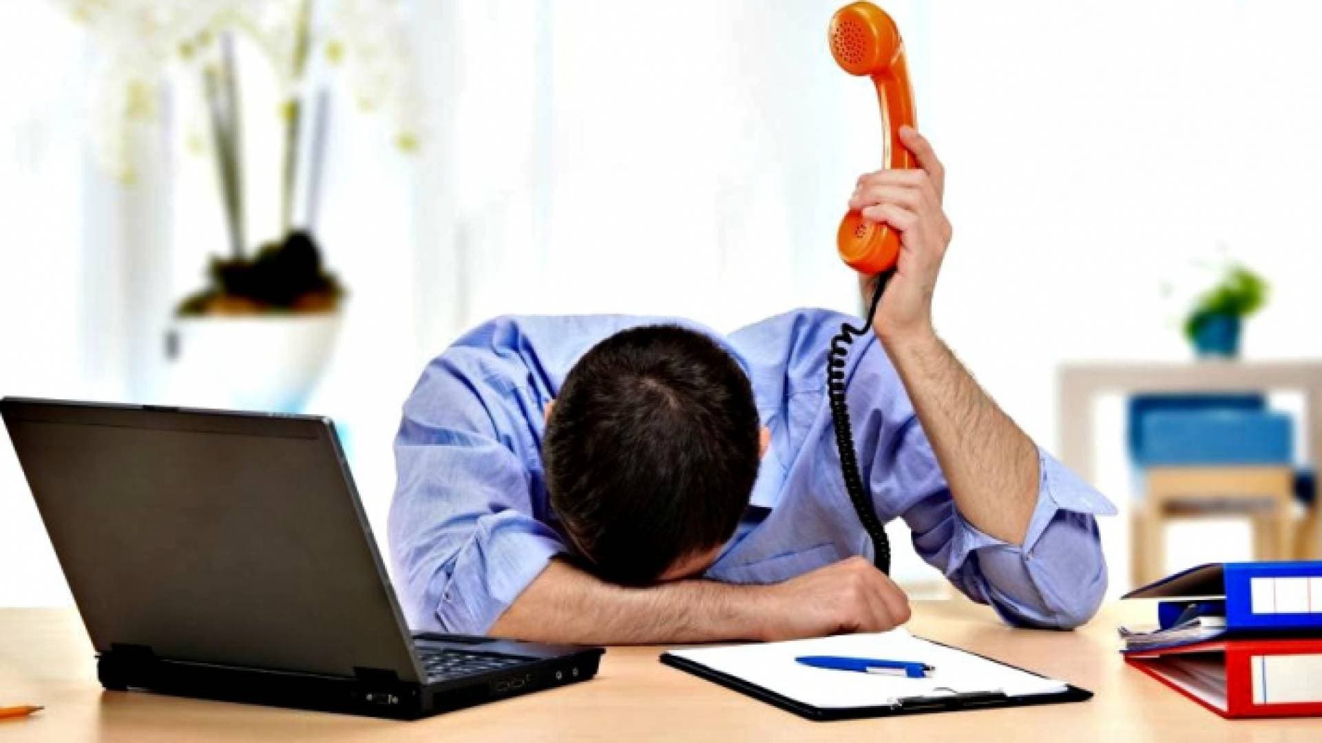 ماذا يفعل الموظف إذا تعرض للضغط النفسي في العمل؟.. فيديو