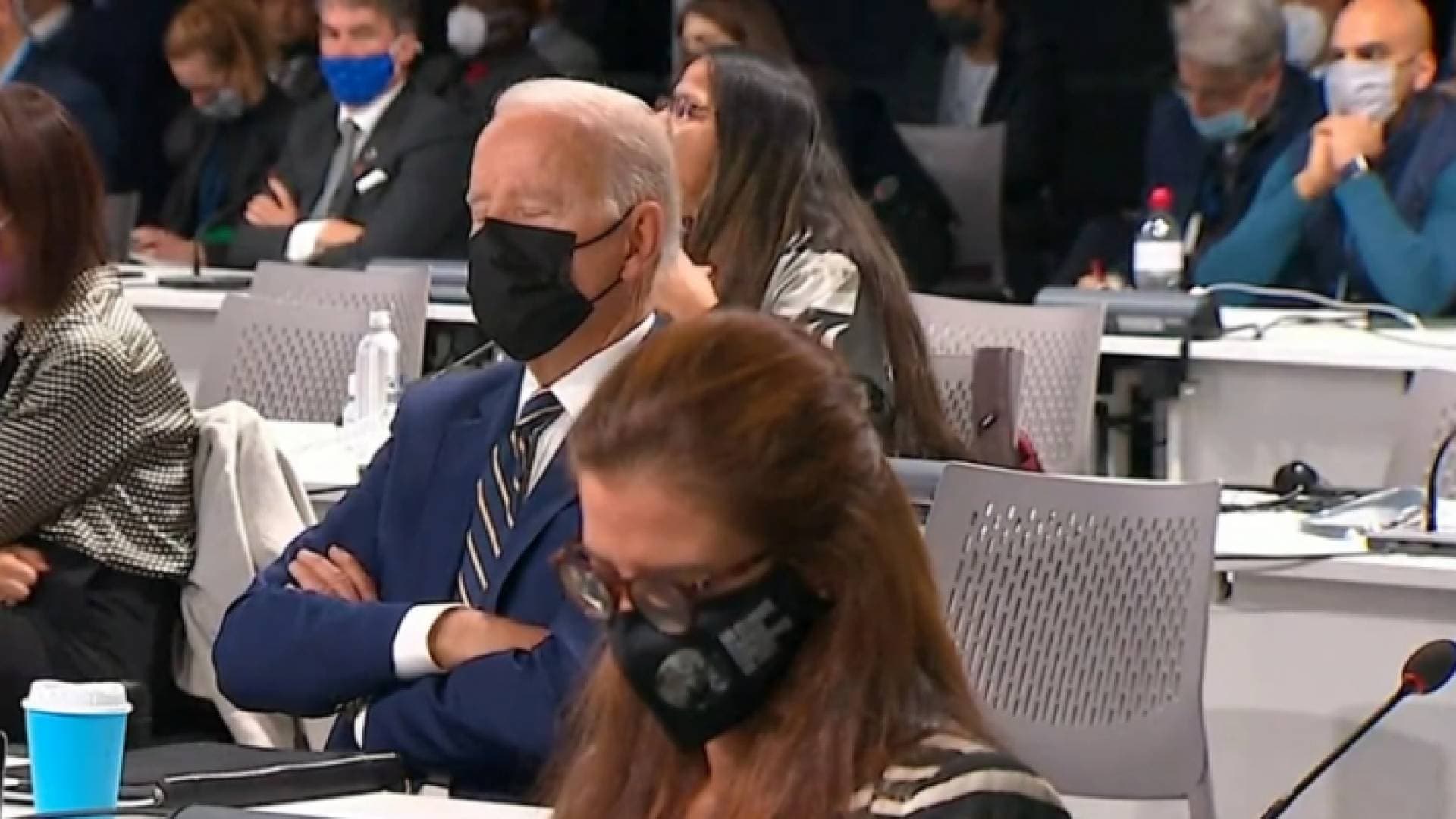 بايدن يغفو في قمة المناخ.. وترمب يعلق - فيديو