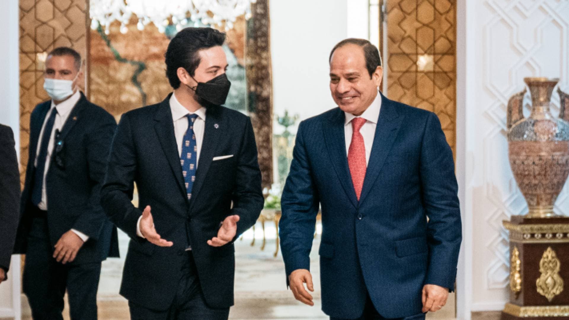 ولي العهد يلتقي الرئيس المصري في القاهرة