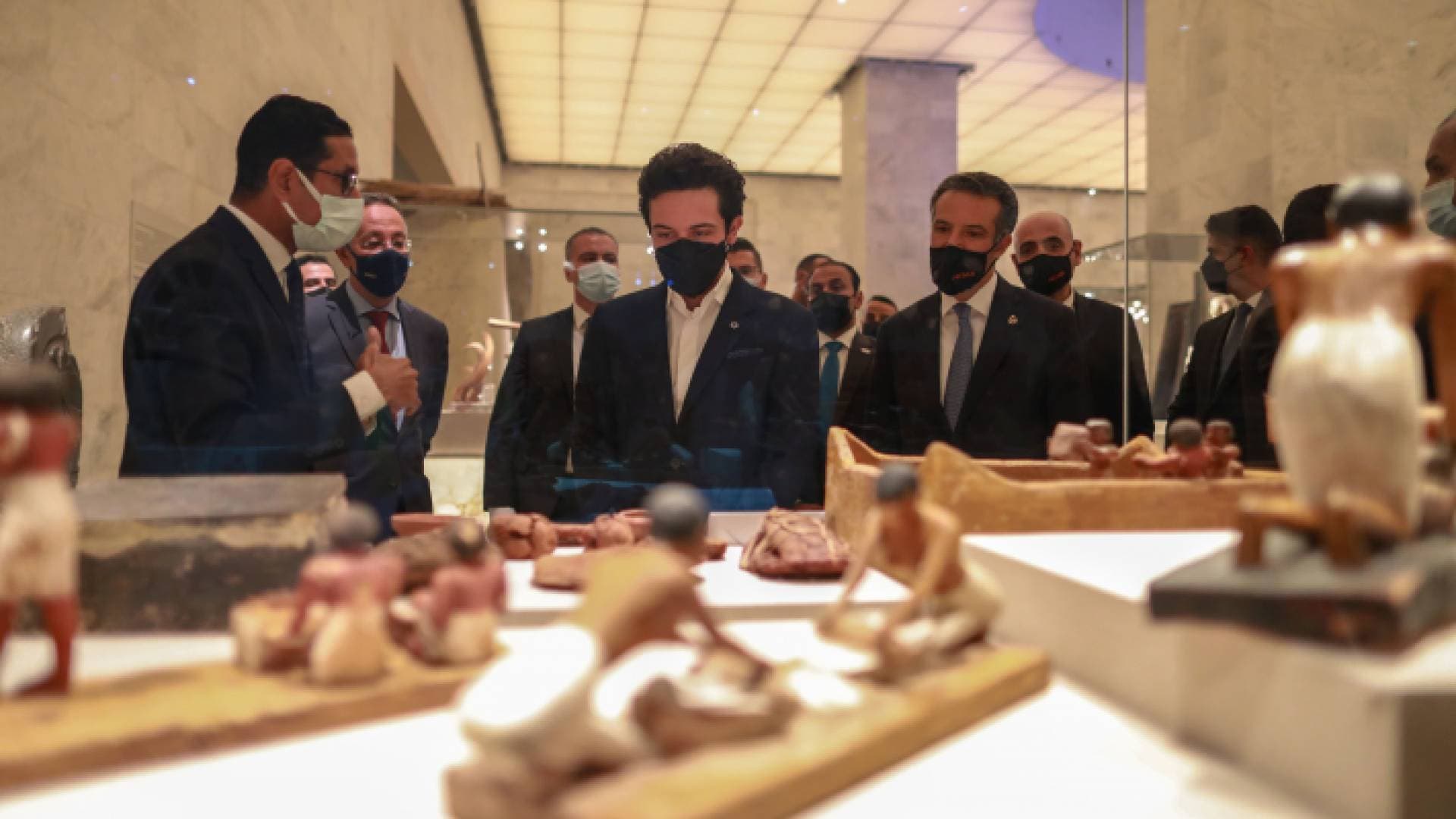 ولي العهد يزور قناة السويس ويلتقي شيخ الأزهر