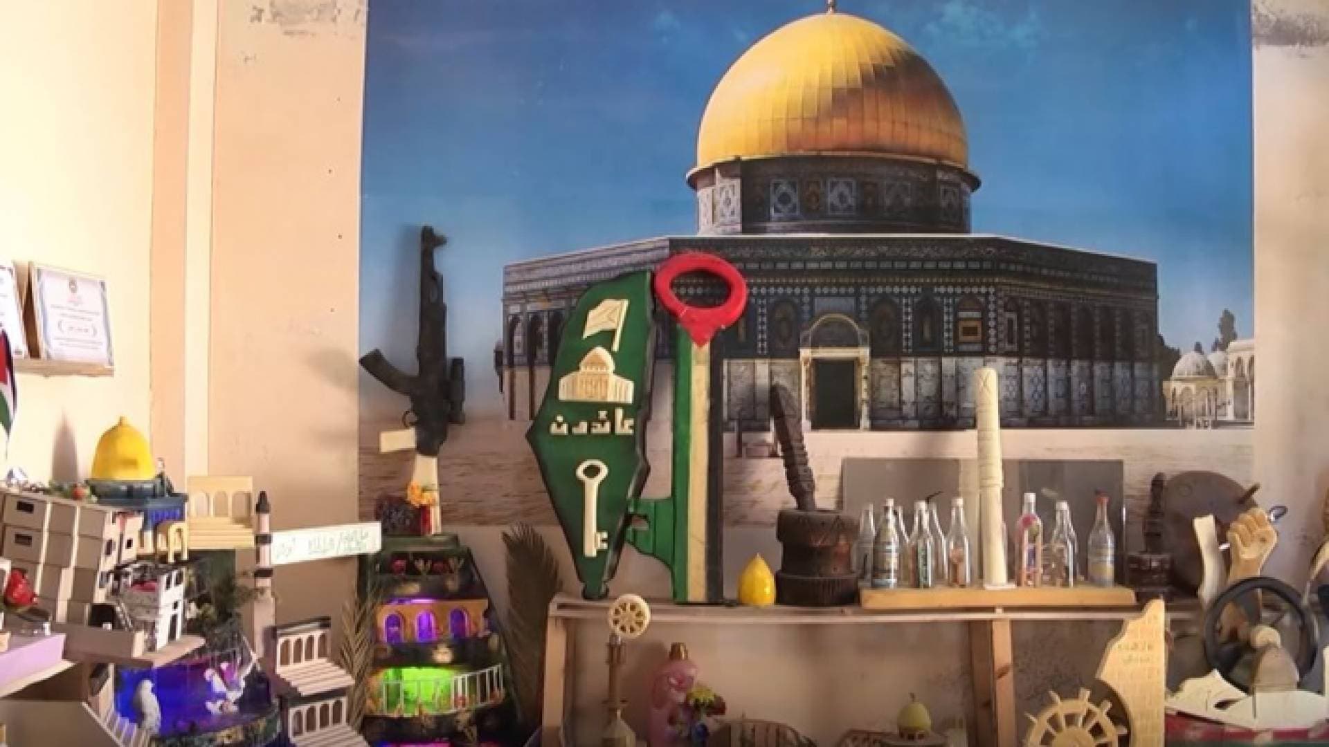 بالفيديو.. فنان تشكيلي من غزة يجسد معاناة الفلسطينيين بلوحات فنية