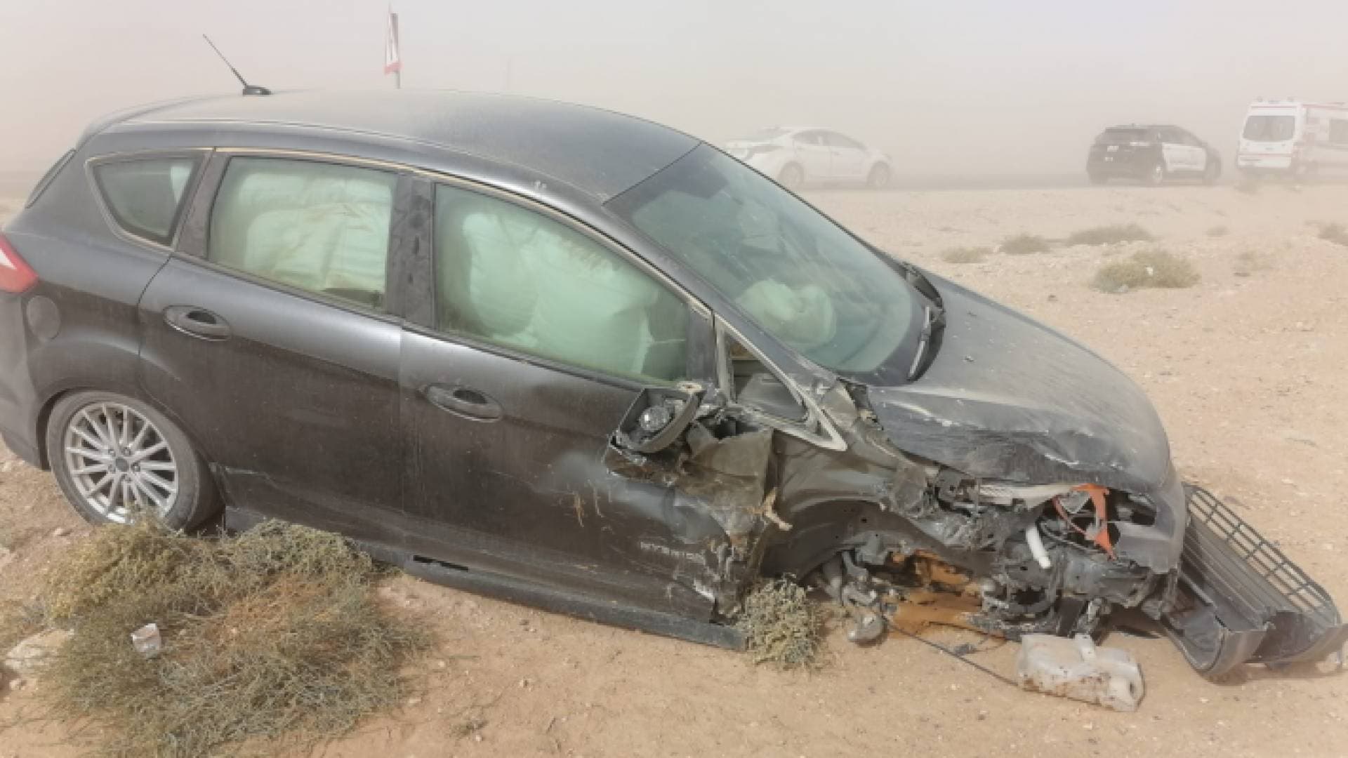 بالصور.. ١١ إصابة إثر تصادم ٧ مركبات على الطريق الصحراوي