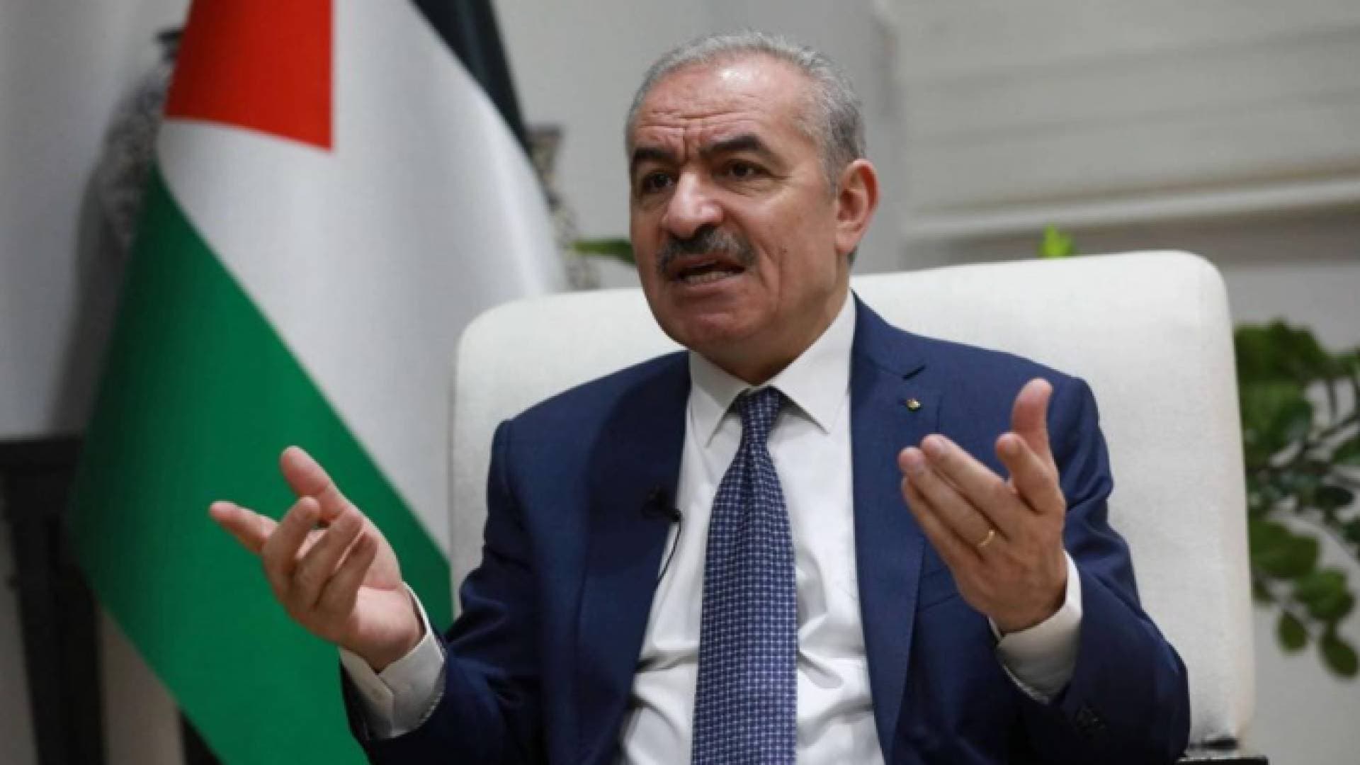 استياء واسع من تصريحات اشتية الرافضة لمساندة تجار القدس