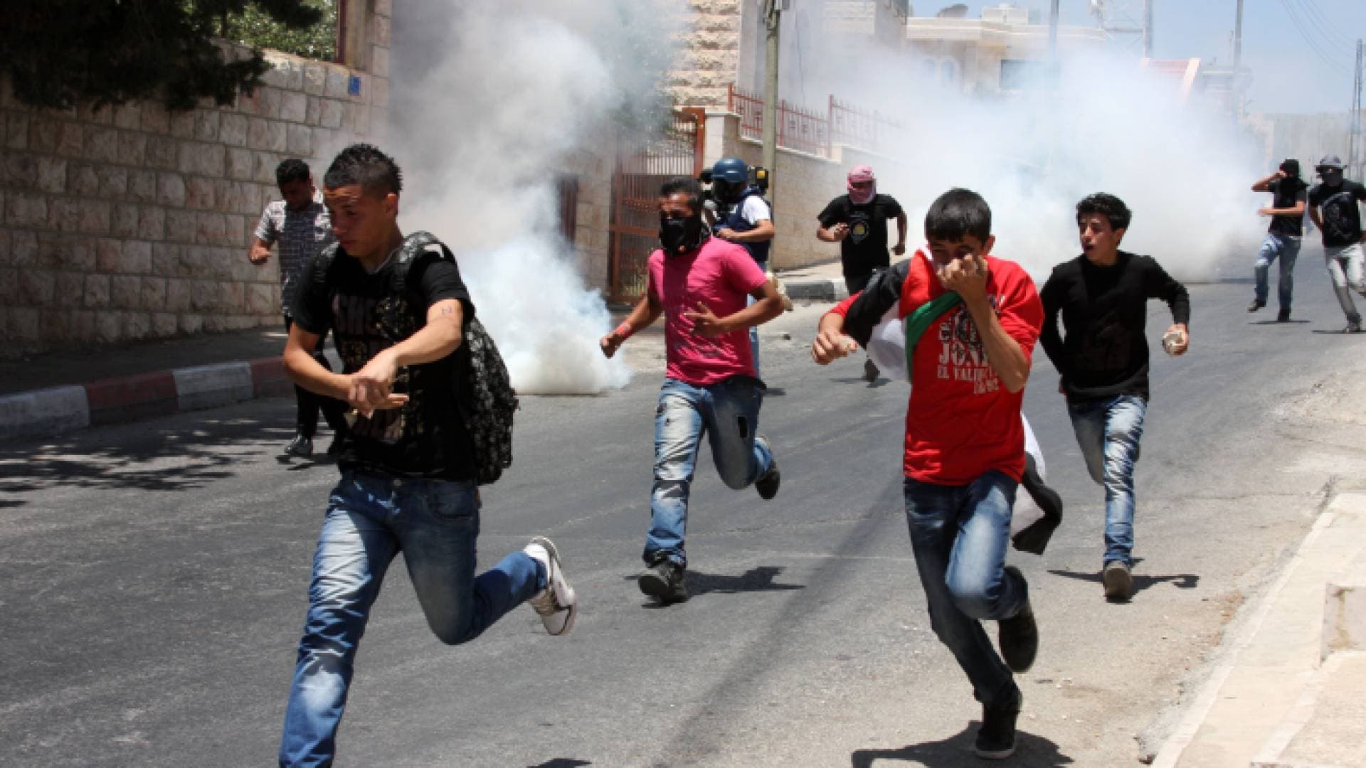 الاحتلال يصيب عشرات الطلبة الفلسطينيين في نابلس