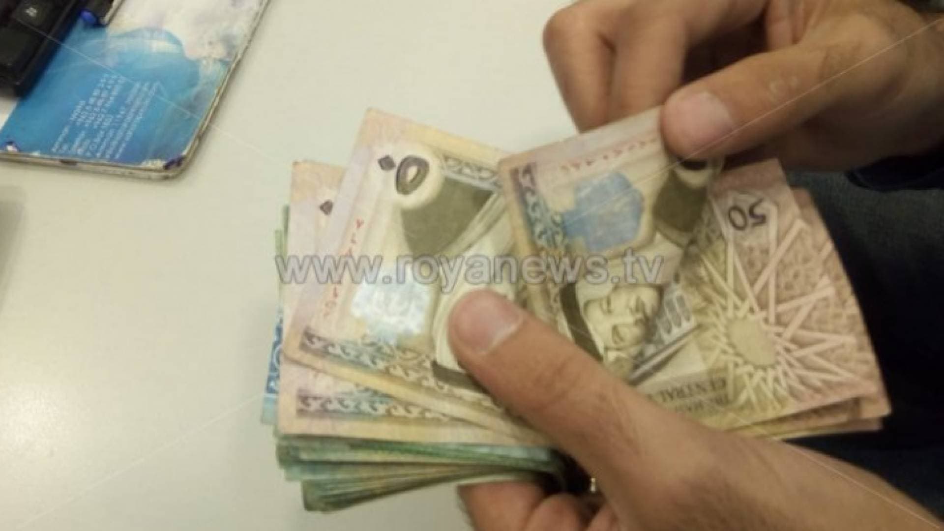 ديوان المحاسبة: صرف مكافاة مالية تجاوزت ١٤ الف دينار لموظفين حكوميين اثنين