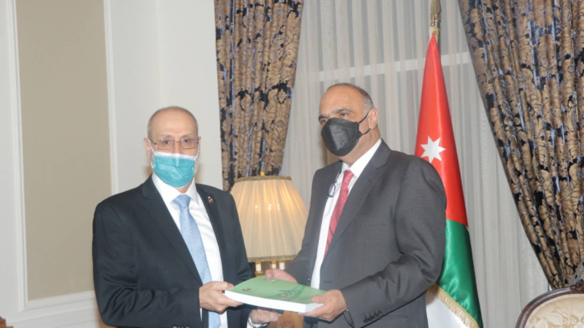 الخصاونة يتسلم نسخة من تقرير ديوان المحاسبة
