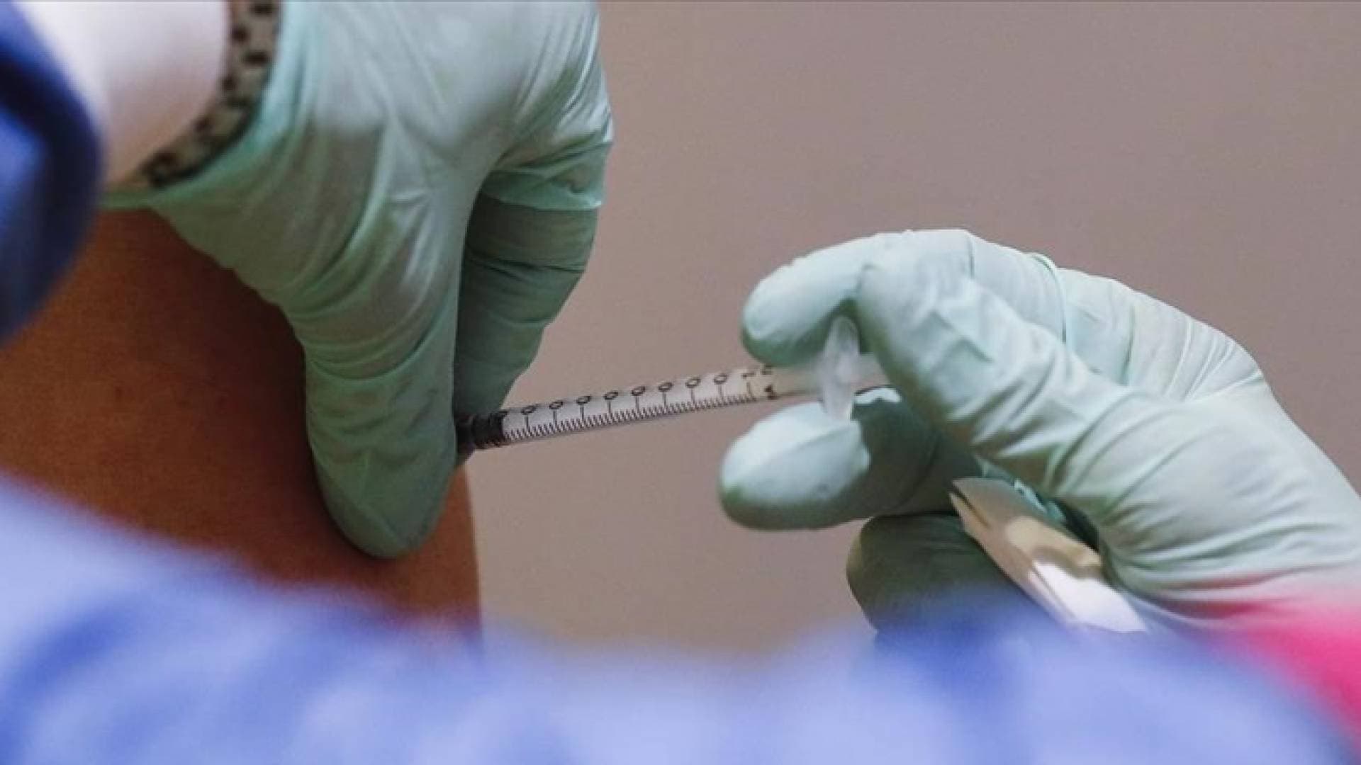 التربية: ٢٣٠ طالبا وطالبة في عمان تلقوا لقاح كورونا