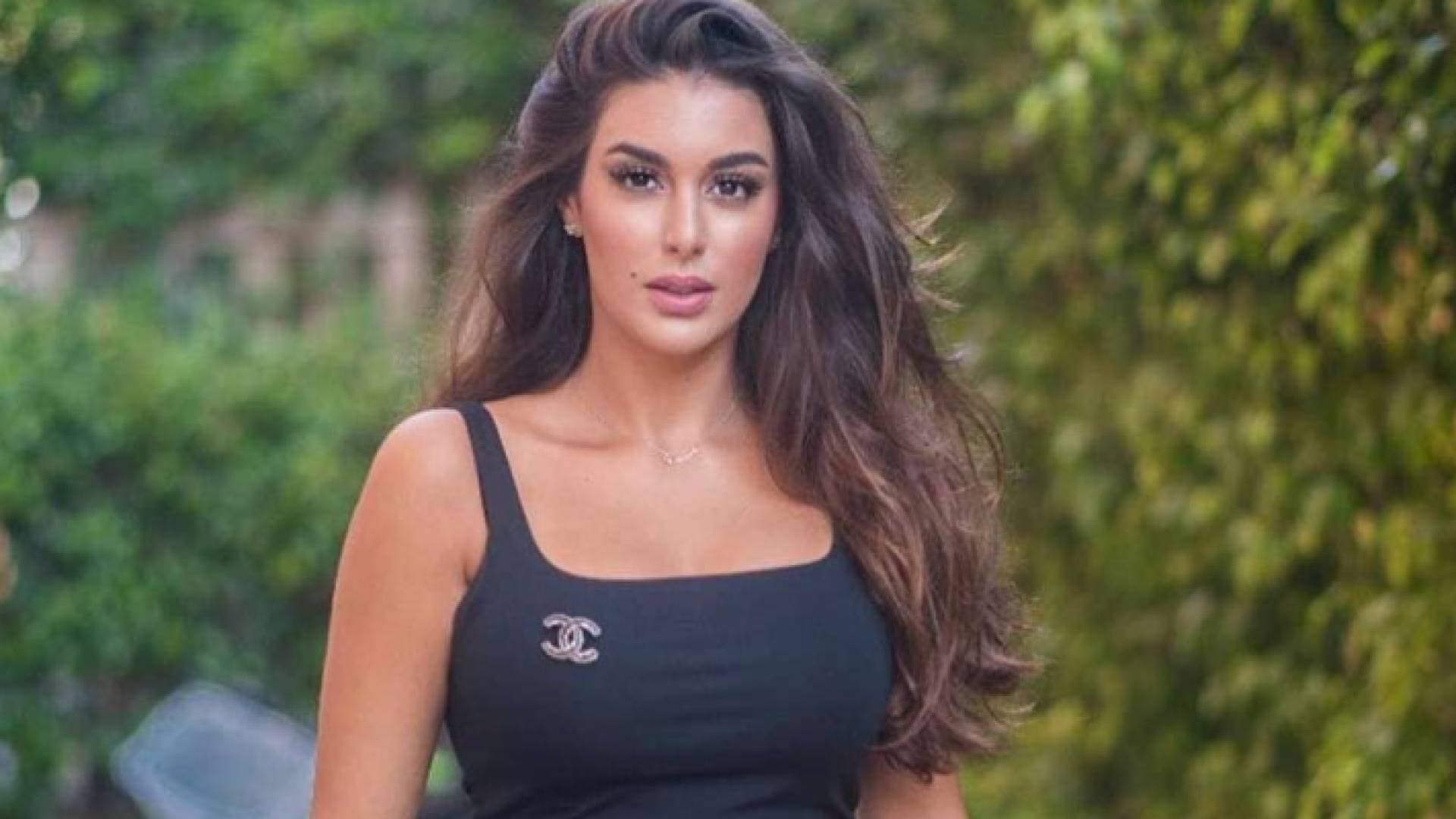 ياسمين صبري تخطف الأنظار بفستان أحمر