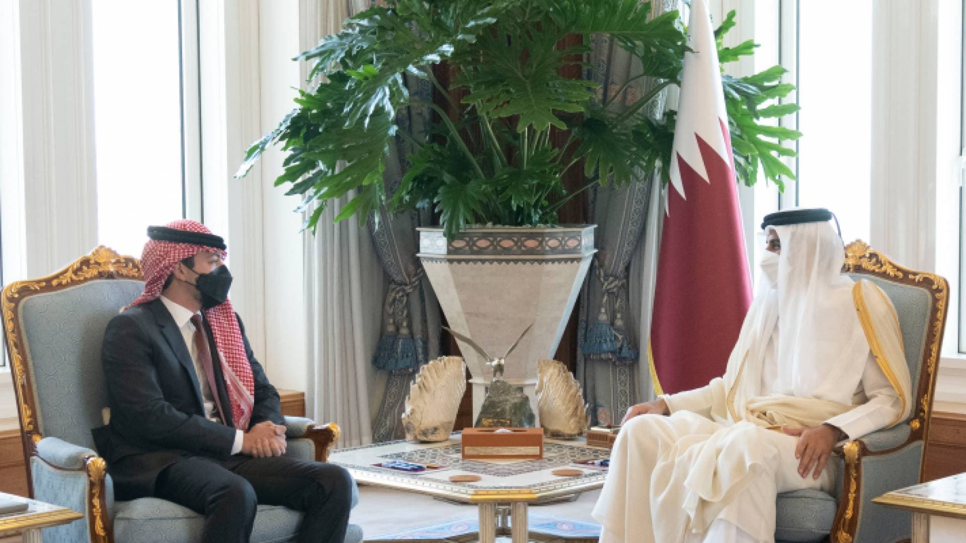 ولي العهد يلتقي أمير دولة قطر في الدوحة