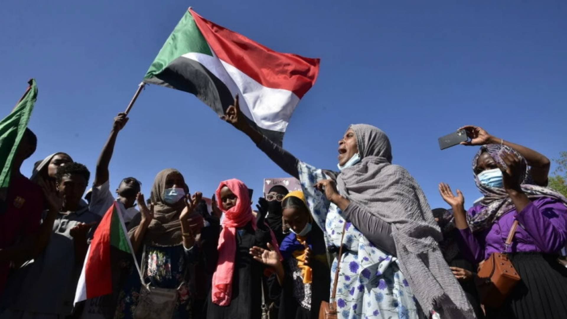 إطلاق الغاز المسيل للدموع لتفريق متظاهرين قرب القصر الرئاسي في الخرطوم