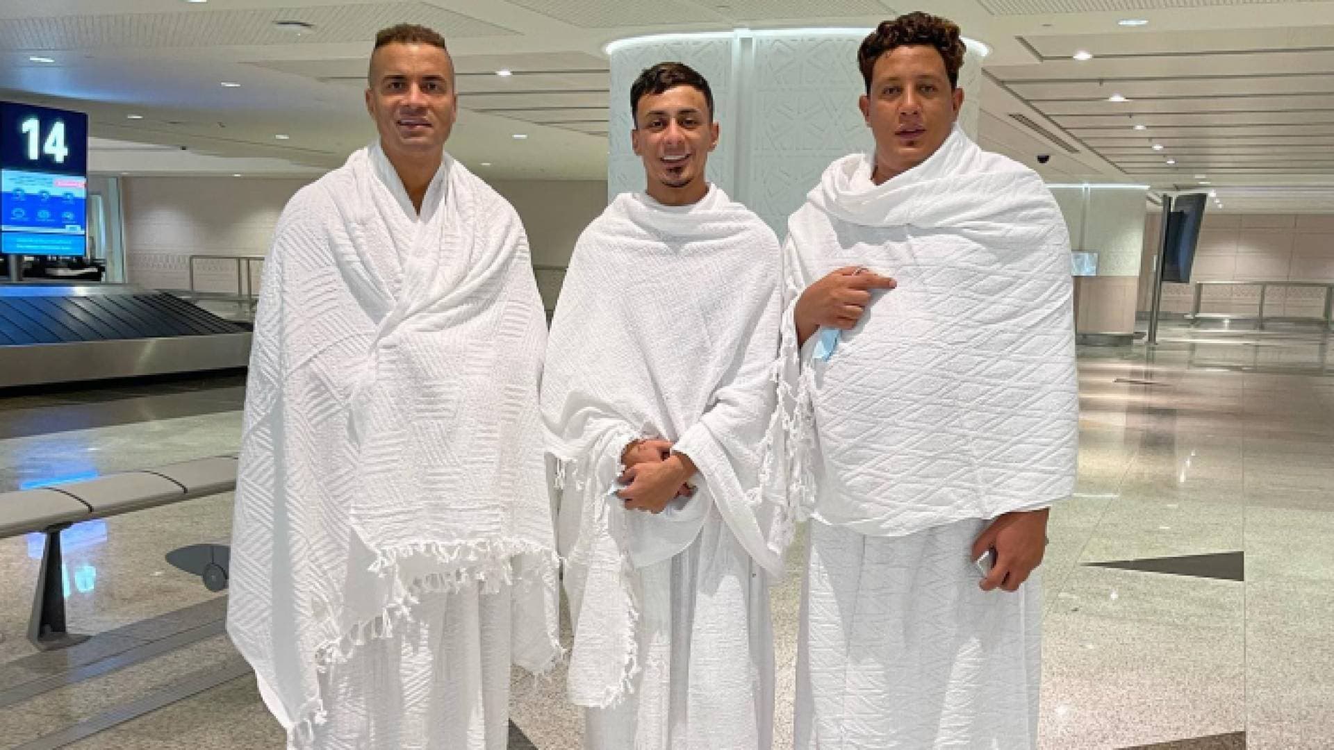 حمو بيكا وحسن شاكوش يؤديان العمرة