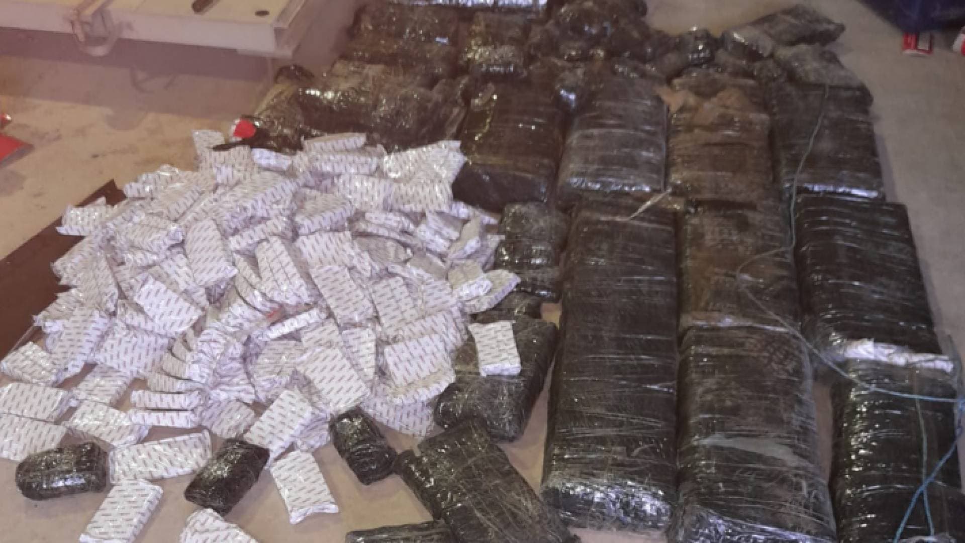 الجمارك تضبط كميات كبيرة من المعسل ونكهات السجائر