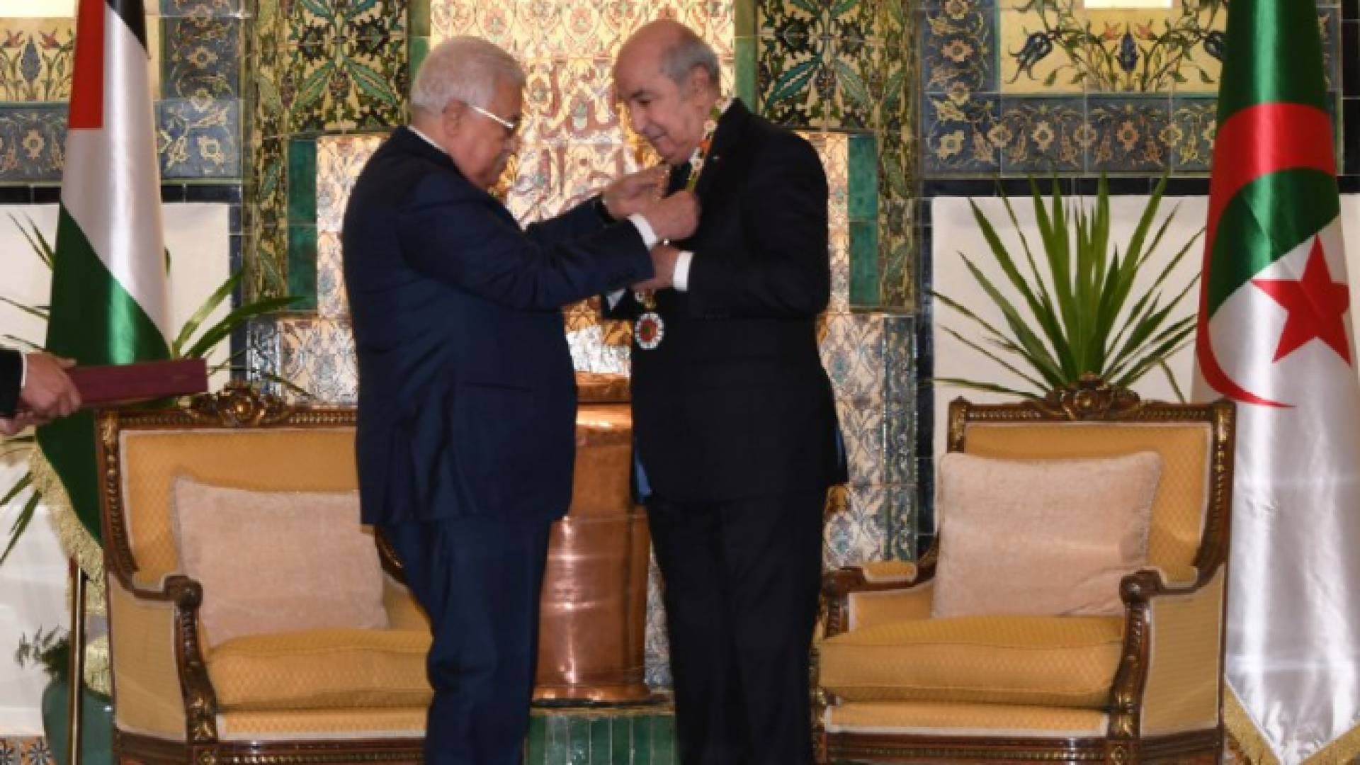 عباس يقلد تبون "القلادة الكبرى لفلسطين" - صور