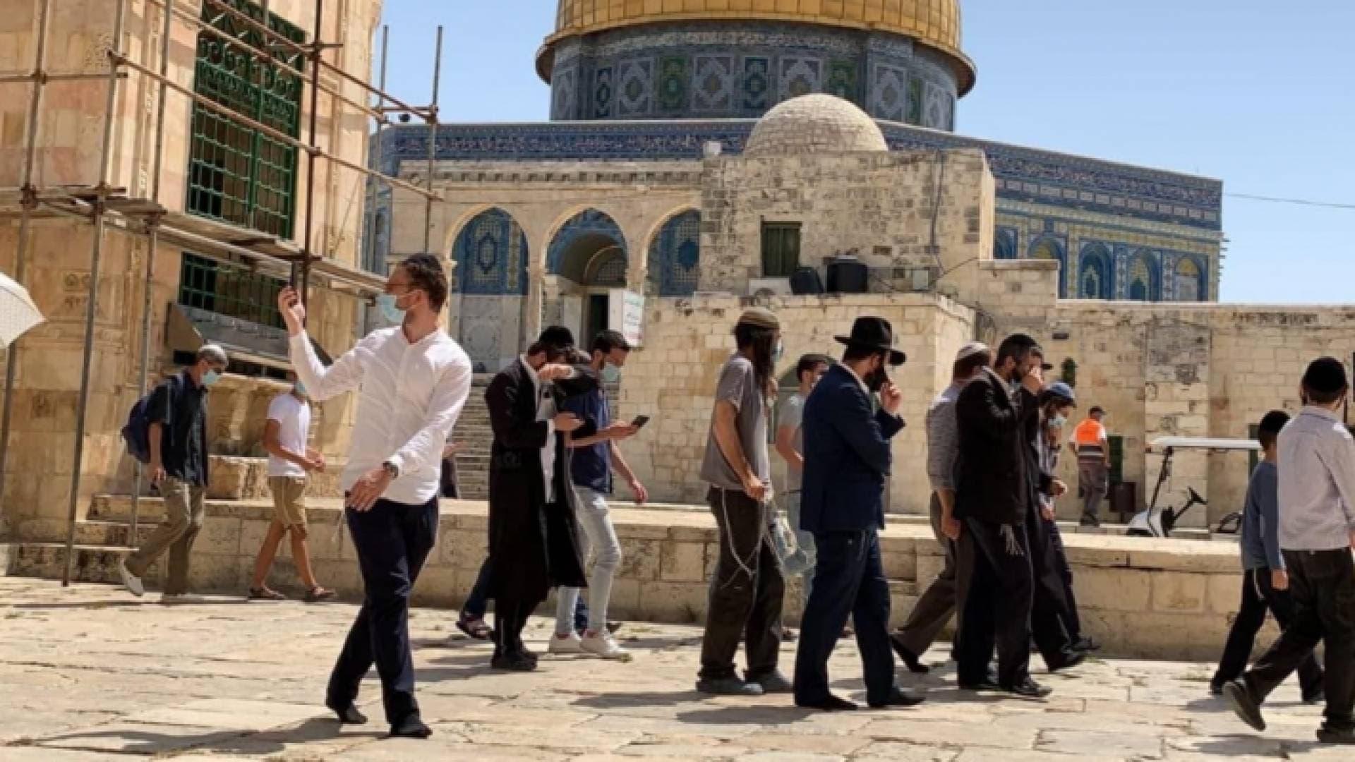 عشرات المستوطنين يقتحمون باحات الأقصى